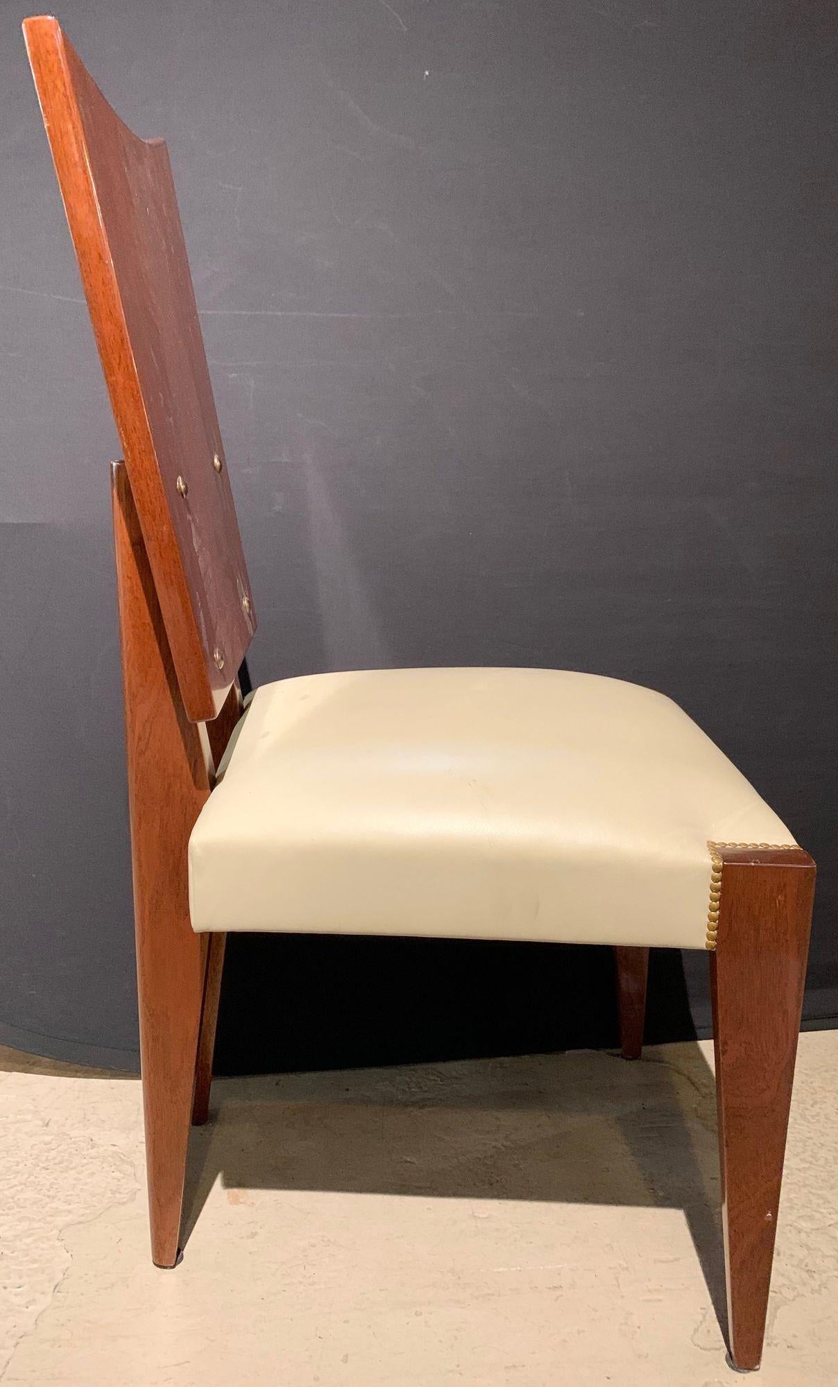 Satz von fünf französischen Ess-/Beistellstühlen im Andre Sornay-Stil aus der Mitte des Jahrhunderts (Polster) im Angebot