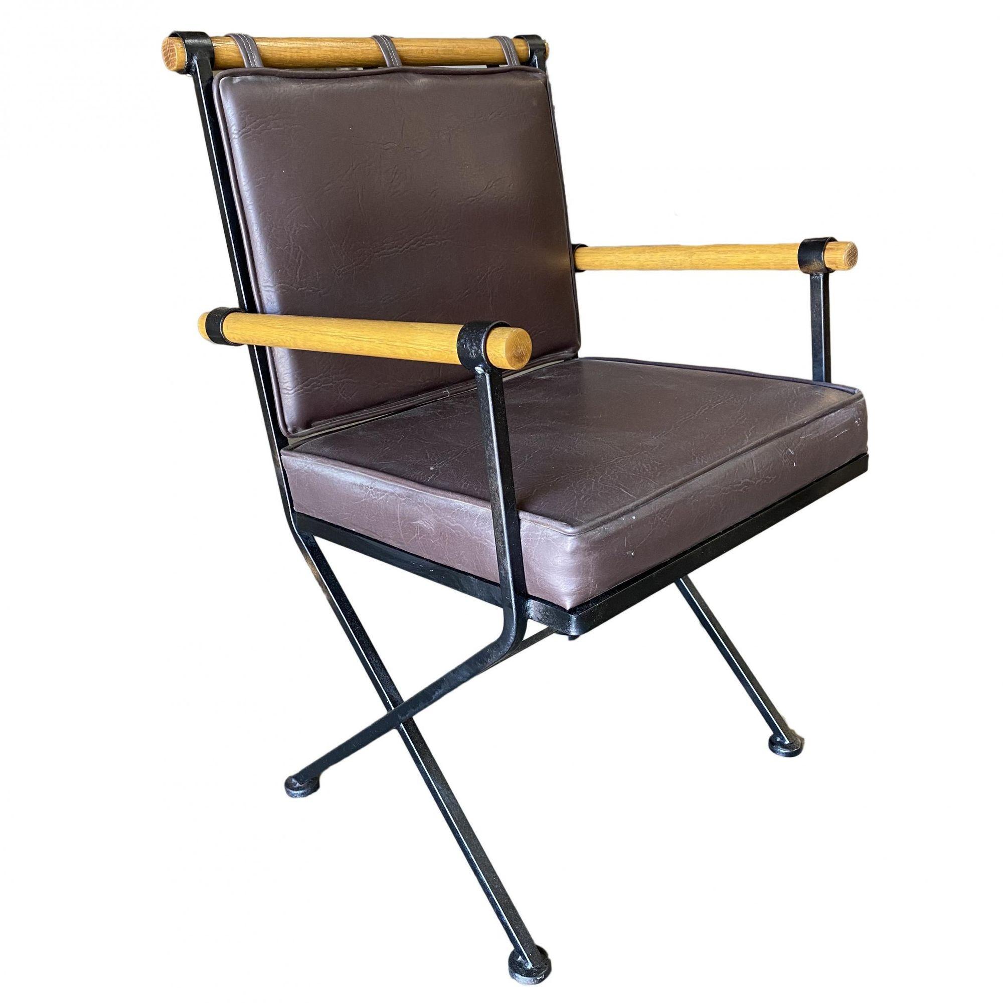 Ensemble de cinq chaises de salle à manger en fer forgé fabriquées à la main, comprenant deux fauteuils et trois chaises d'appoint. Ce 