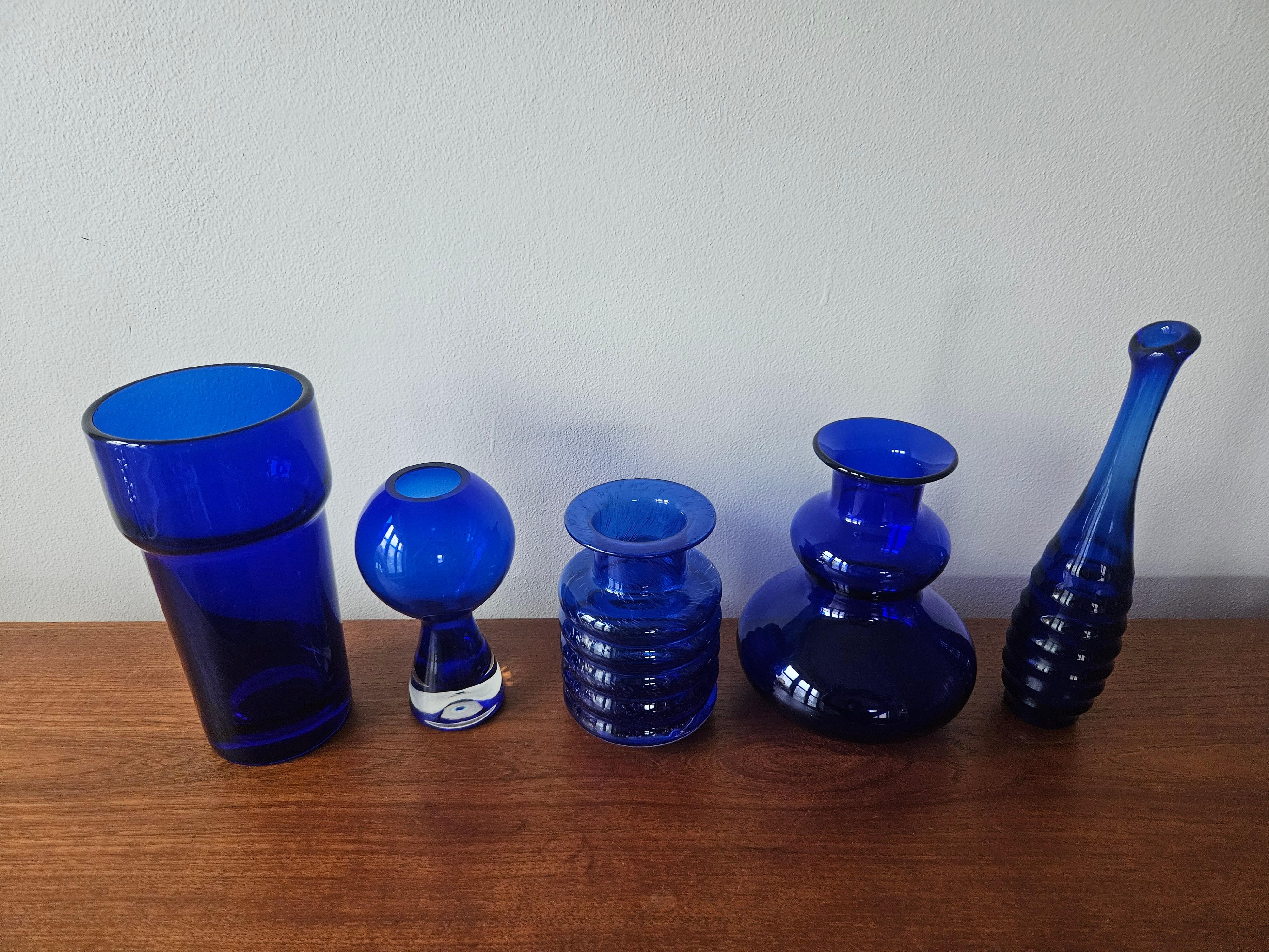 Tedesco Set di cinque vasi del Medioevo in vetro cobalto, Harzkristall, Marita Voigt, anni '70 in vendita