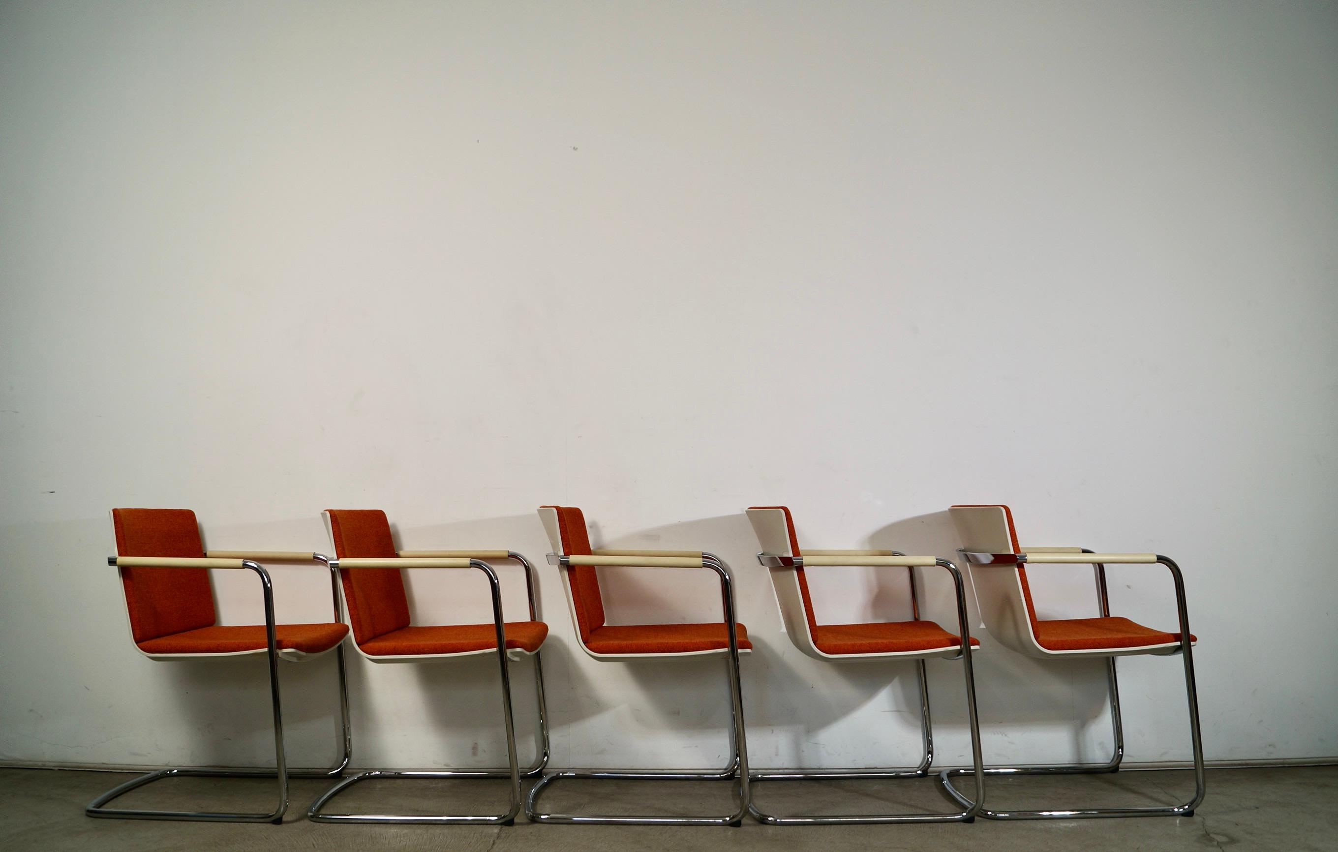 Juego de cinco sillones cantilever cromados estilo Milo Baughman en venta 3