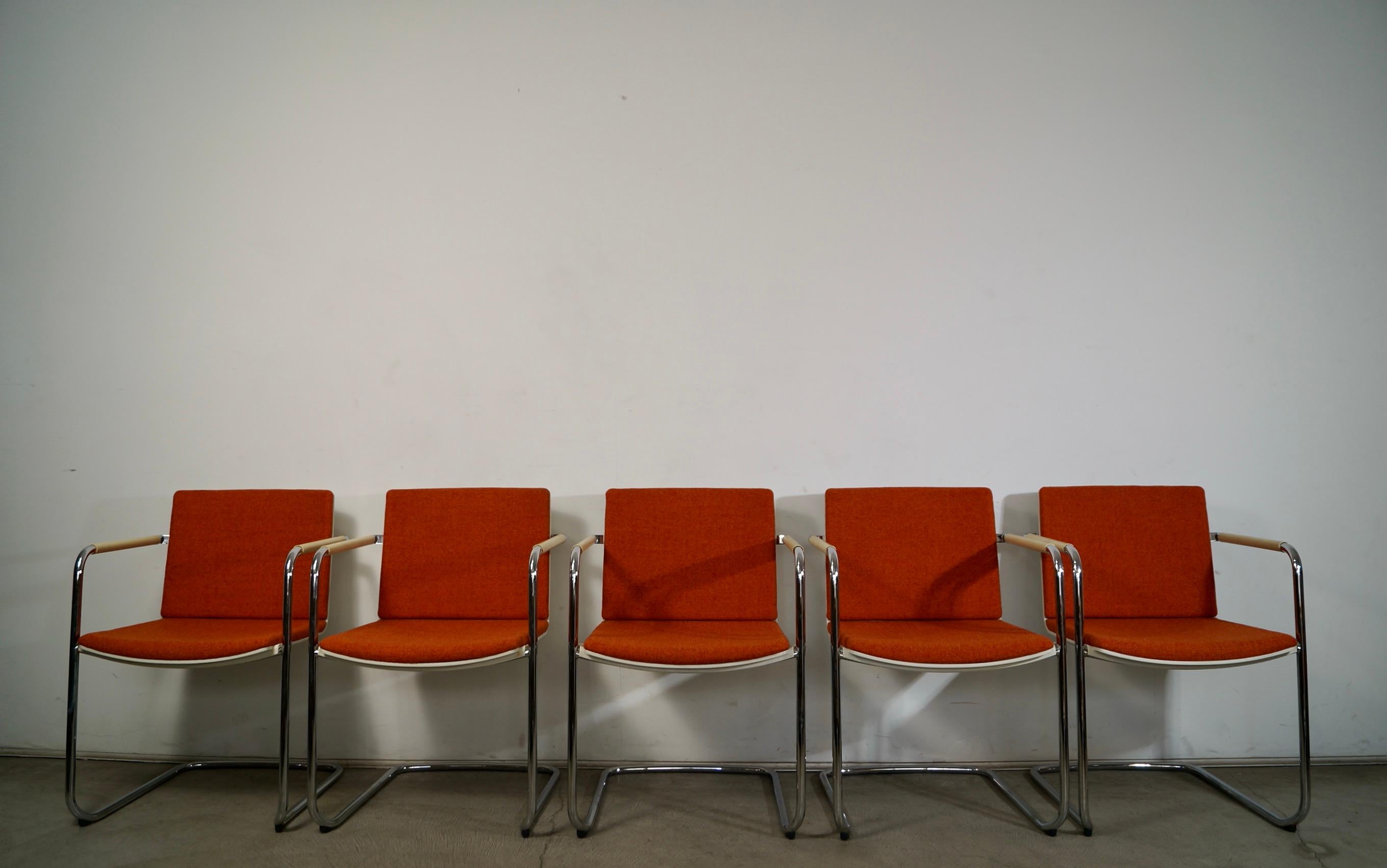 Se vende conjunto de cinco sillones cromados Bauhaus. Los fabricaba Wilkhahn y se hacían en Alemania. Son sillas cromadas de diseño de muy alta calidad, y son apilables. Estas son las sillas Neos, y se han retapizado en un tweed de alta calidad en