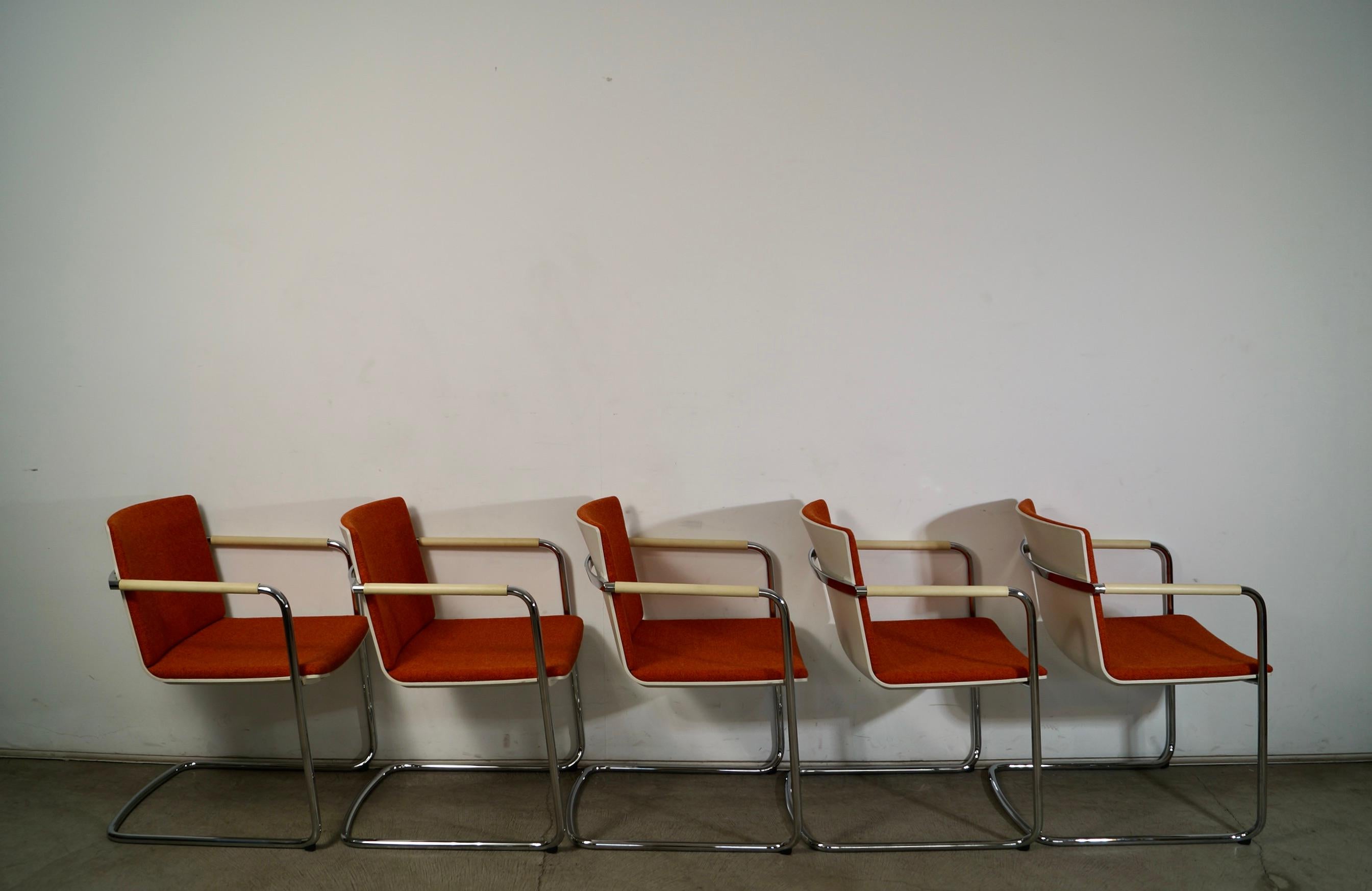 Juego de cinco sillones cantilever cromados estilo Milo Baughman en venta 2