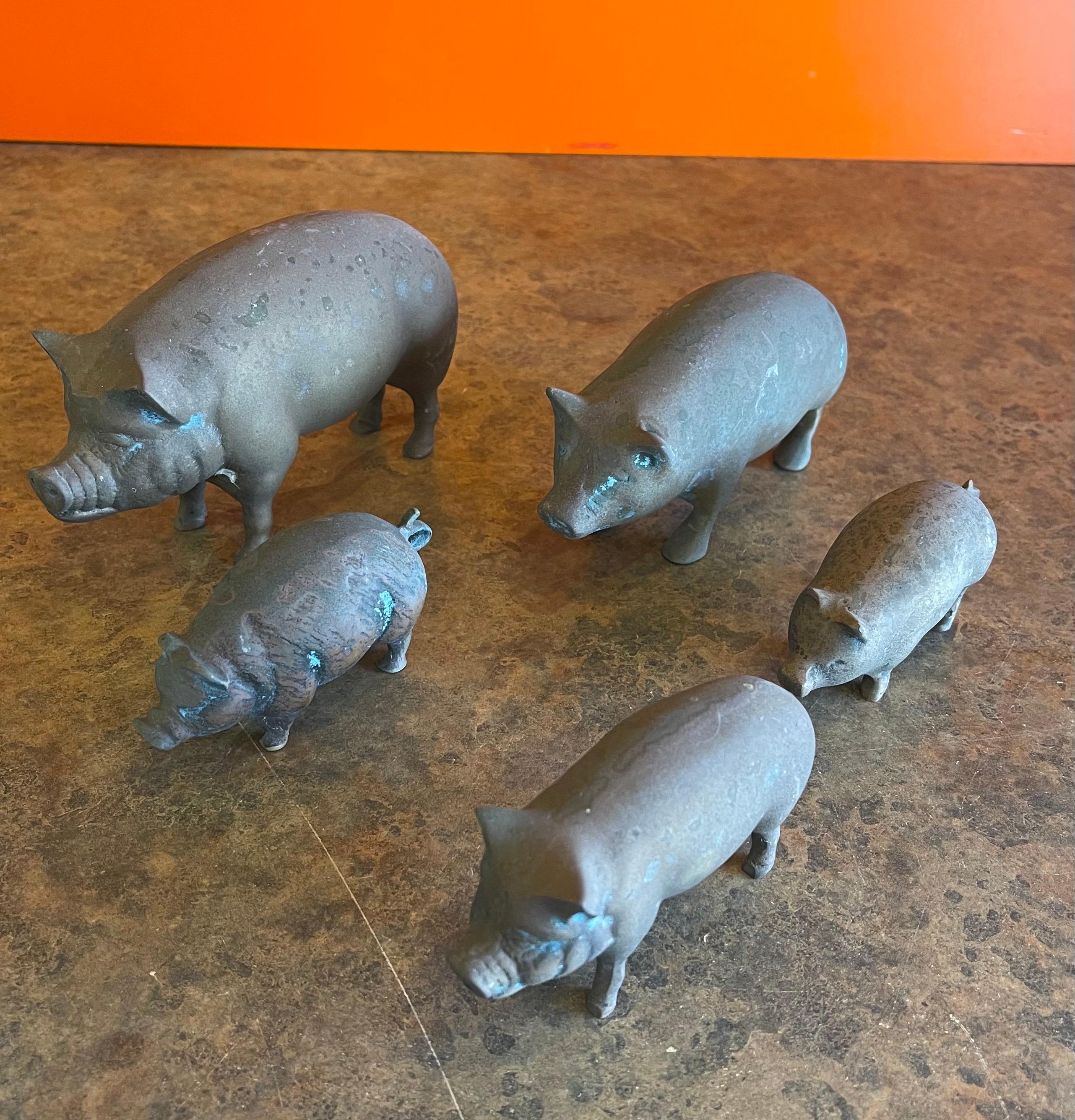 Set di cinque maiali in miniatura in ottone, anni '70 circa. Il maiale più grande misura 3,5