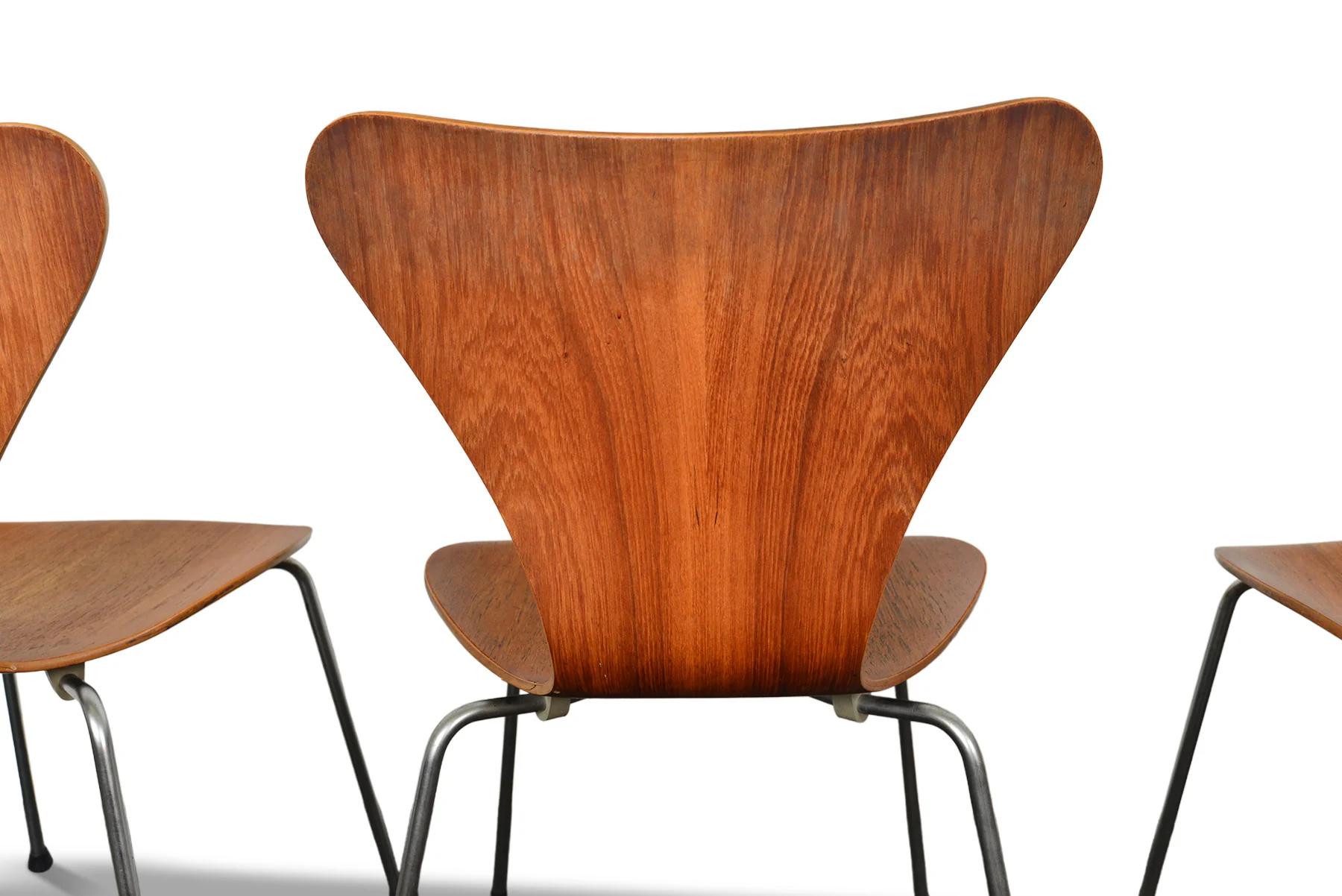 Satz von fünf stapelbaren Teakholz-Esszimmerstühlen, Modell 3107 Arne Jacobsen Serie 7, Serie im Angebot 4
