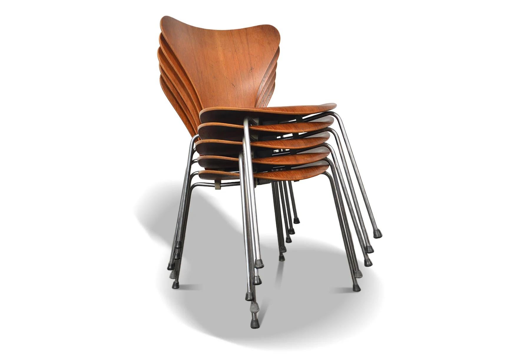 Satz von fünf stapelbaren Teakholz-Esszimmerstühlen, Modell 3107 Arne Jacobsen Serie 7, Serie (Moderne der Mitte des Jahrhunderts) im Angebot