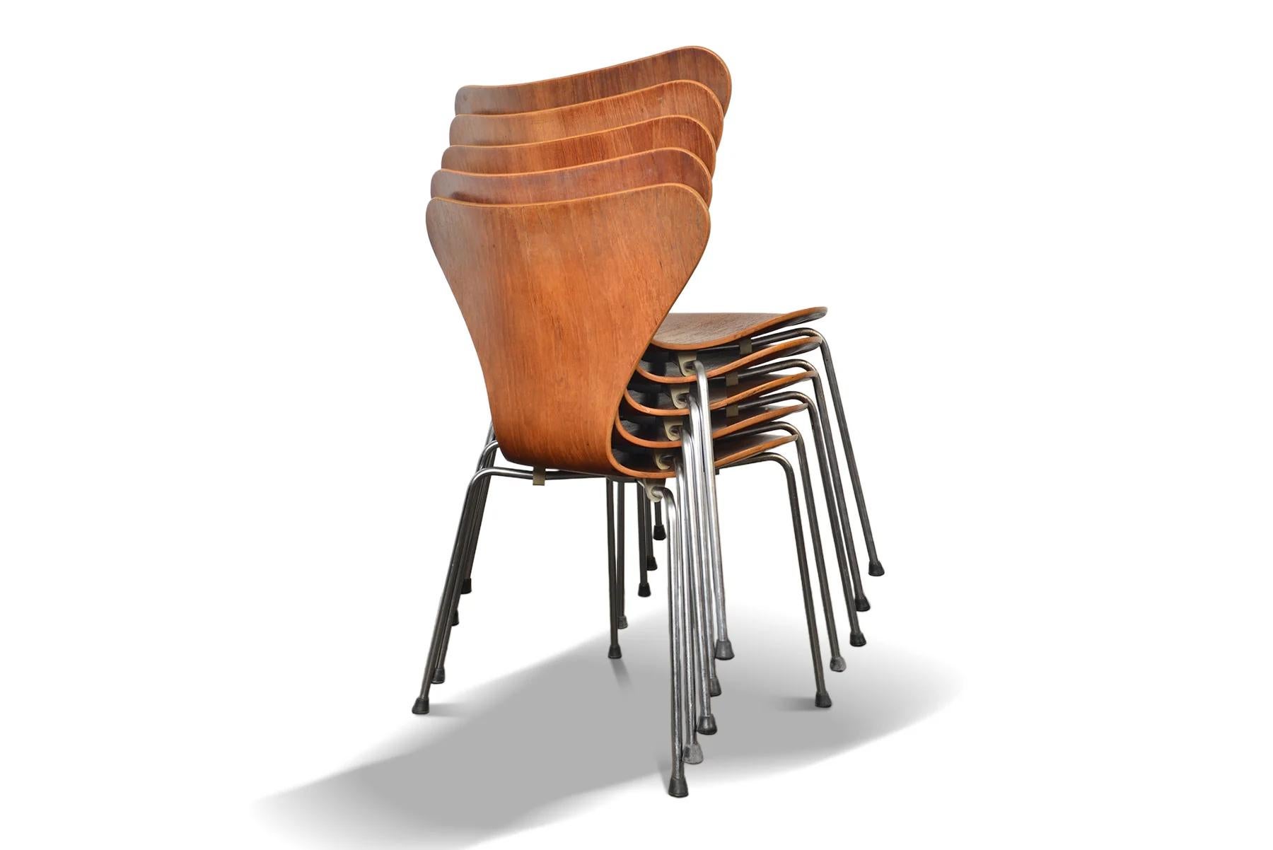 Satz von fünf stapelbaren Teakholz-Esszimmerstühlen, Modell 3107 Arne Jacobsen Serie 7, Serie (Dänisch) im Angebot