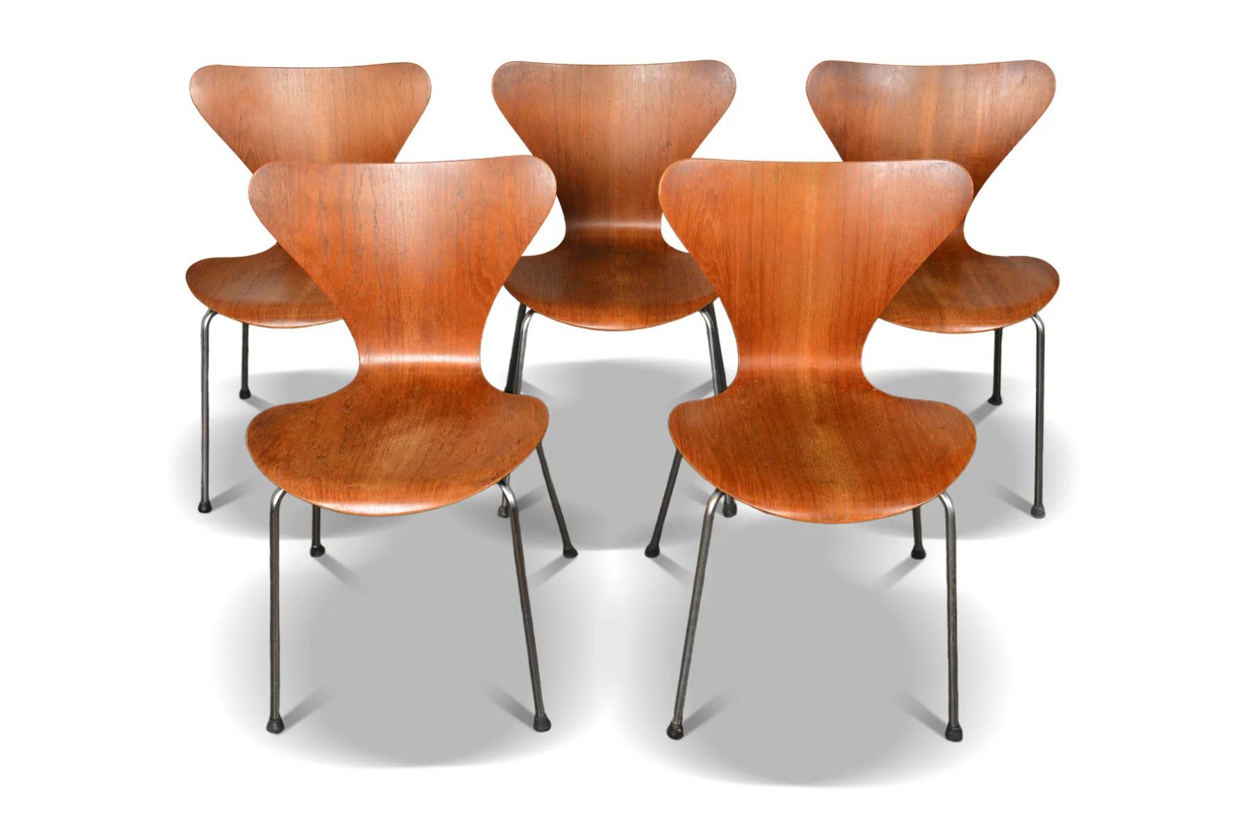 Satz von fünf stapelbaren Teakholz-Esszimmerstühlen, Modell 3107 Arne Jacobsen Serie 7, Serie im Zustand „Gut“ im Angebot in Berkeley, CA