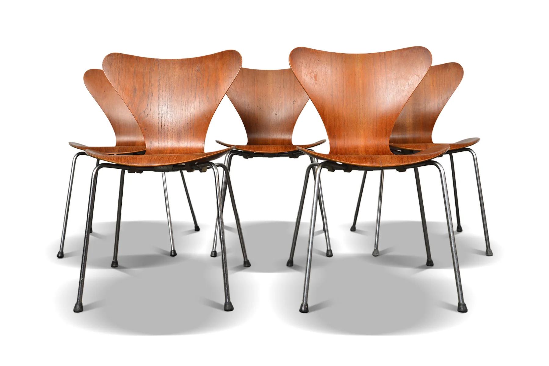 Satz von fünf stapelbaren Teakholz-Esszimmerstühlen, Modell 3107 Arne Jacobsen Serie 7, Serie (20. Jahrhundert) im Angebot