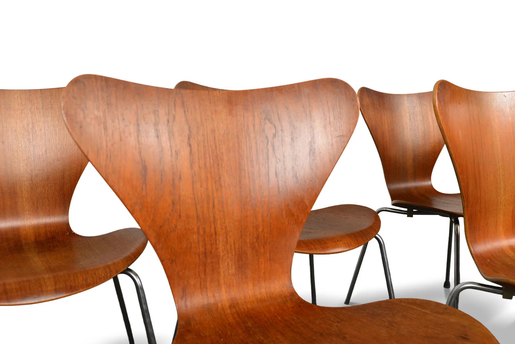 Satz von fünf stapelbaren Teakholz-Esszimmerstühlen, Modell 3107 Arne Jacobsen Serie 7, Serie im Angebot 1