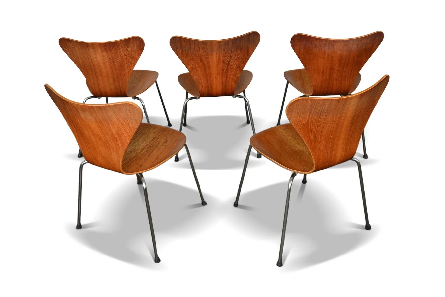 Satz von fünf stapelbaren Teakholz-Esszimmerstühlen, Modell 3107 Arne Jacobsen Serie 7, Serie im Angebot 2