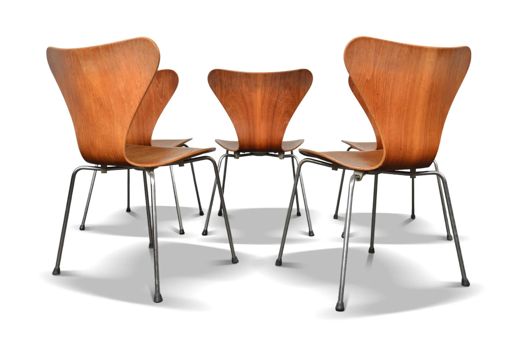 Satz von fünf stapelbaren Teakholz-Esszimmerstühlen, Modell 3107 Arne Jacobsen Serie 7, Serie im Angebot 3