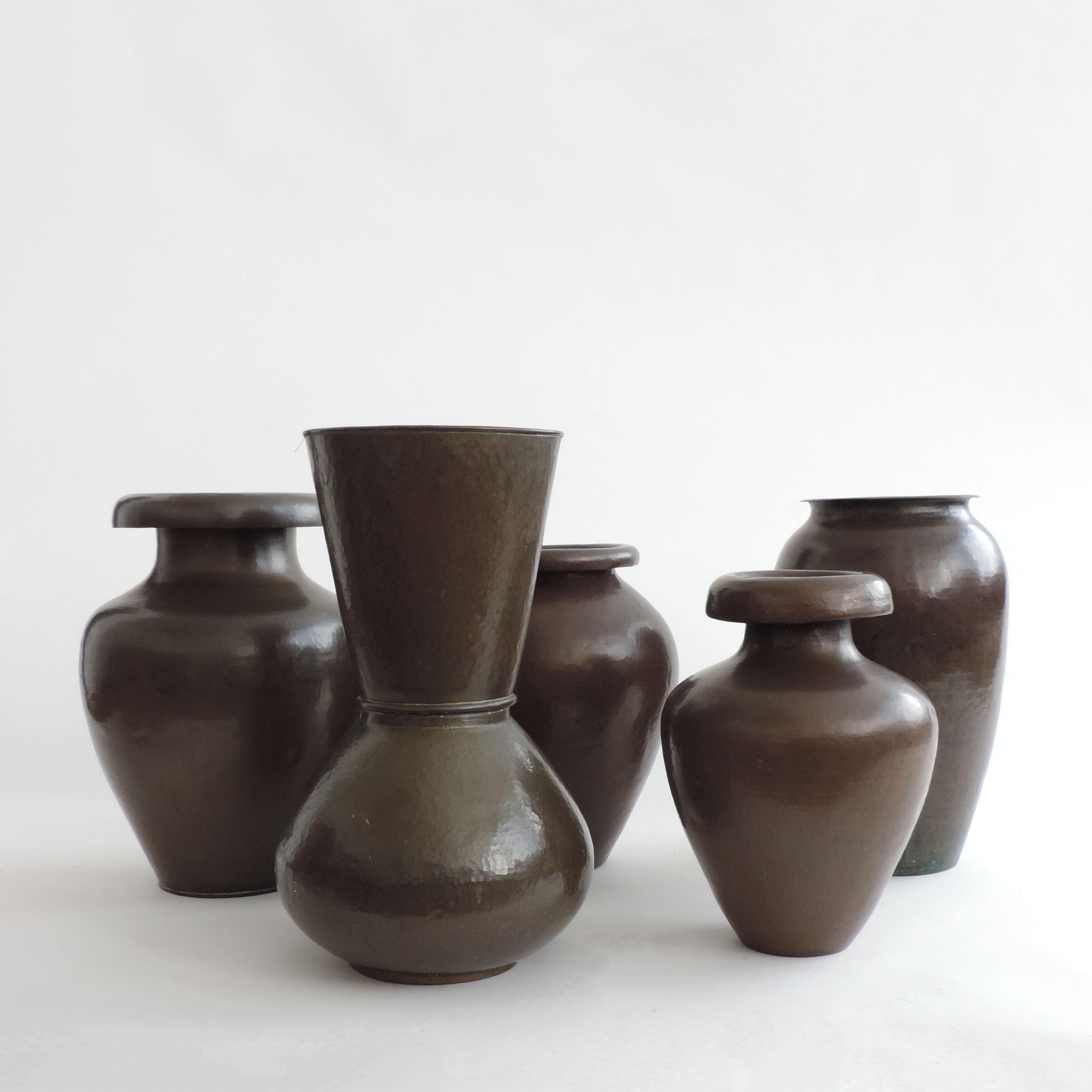 Ensemble de cinq vases monumentaux italiens en cuivre et en laiton, années 1950
Trois exemples sont en cuivre et deux en laiton.
Belle patine.
Utilisés comme récipients décoratifs ou porte-parapluies.