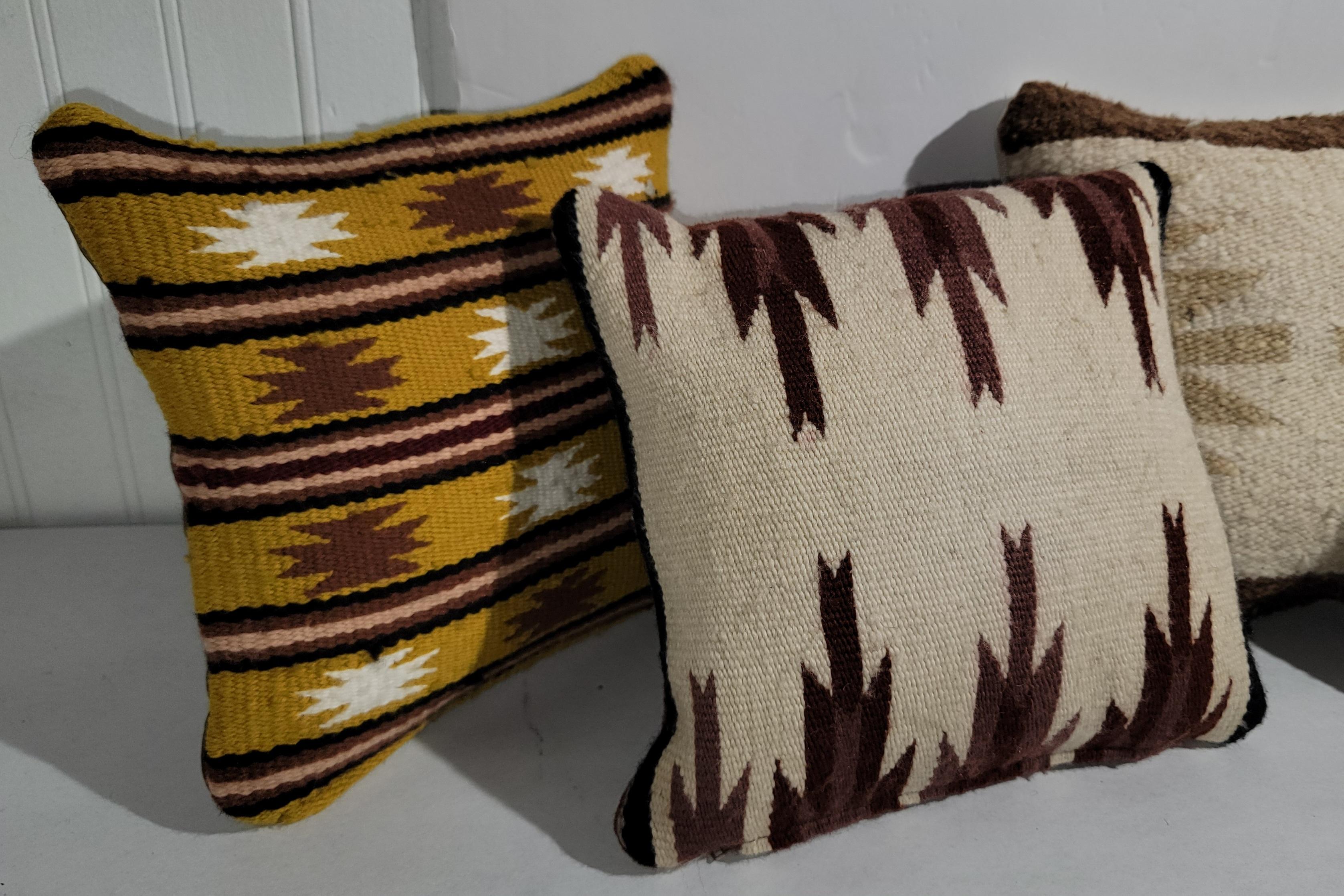 Set di cinque cuscini sampler in lana Navajo con motivi casuali. Ogni cuscino ha un inserto in piuma e piumetta realizzato su misura. Di dimensioni ridotte per il supporto del collo o della zona lombare. Ottimo come collezione. Meravigliosa palette