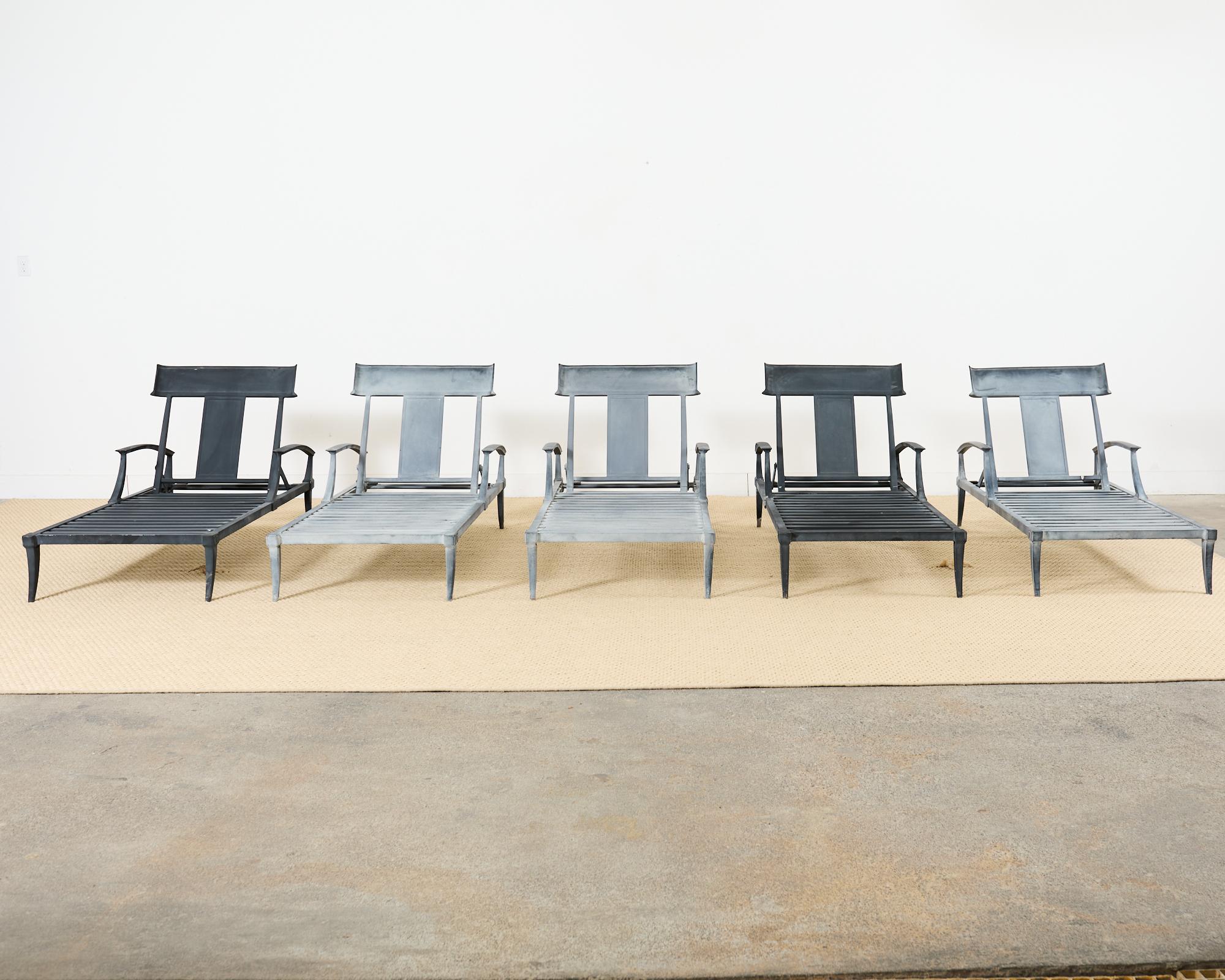 Superbe ensemble de cinq chaises longues klismos en fonte d'aluminium de la marque Restoration Hardware. Fabriqués en quantités très limitées, ils présentent des motifs néoclassiques gréco-romains. Le dossier réglable en quatre positions est doté