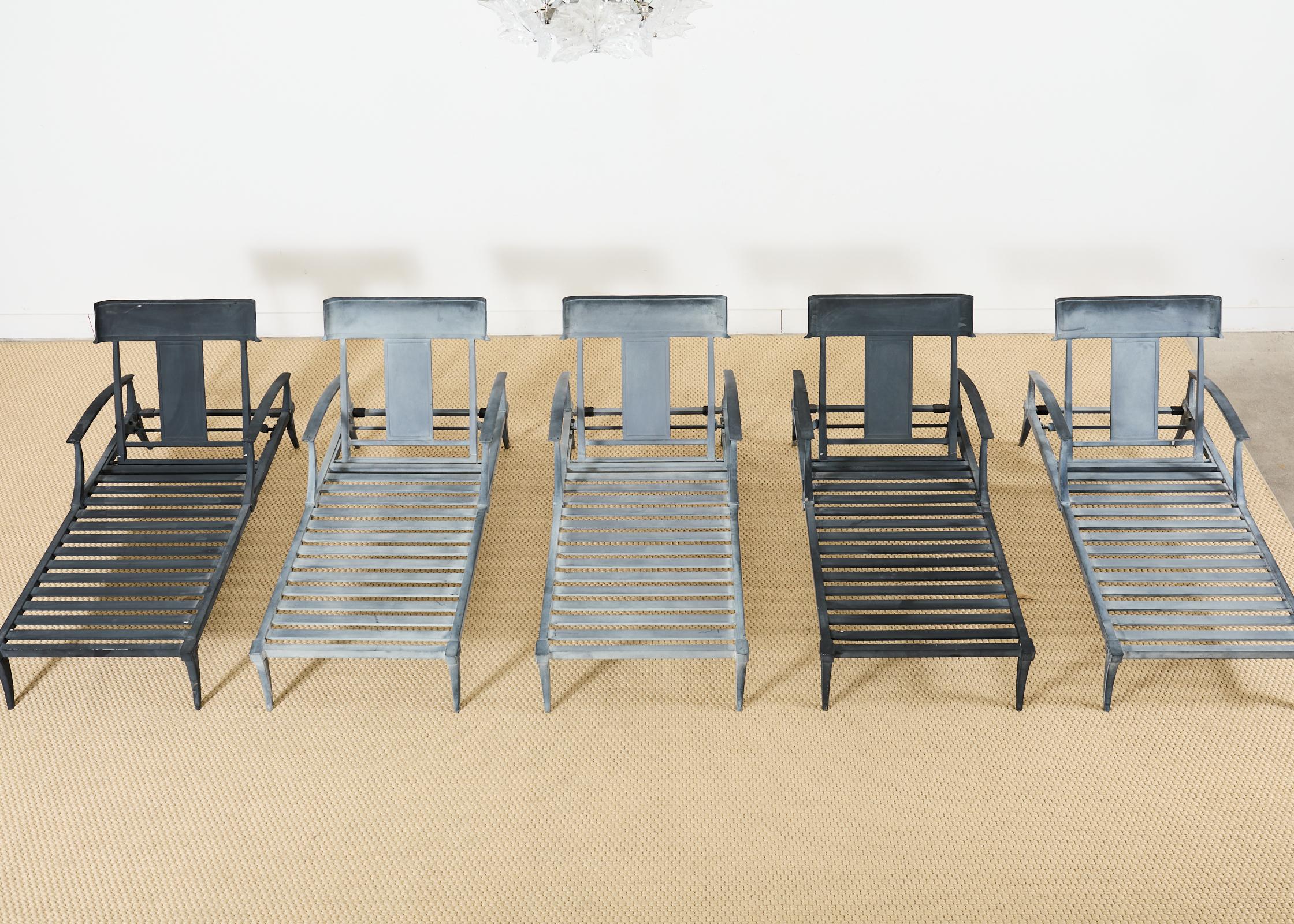 Néoclassique Ensemble de cinq fauteuils Klismos de style néoclassique Greco-Romain en vente
