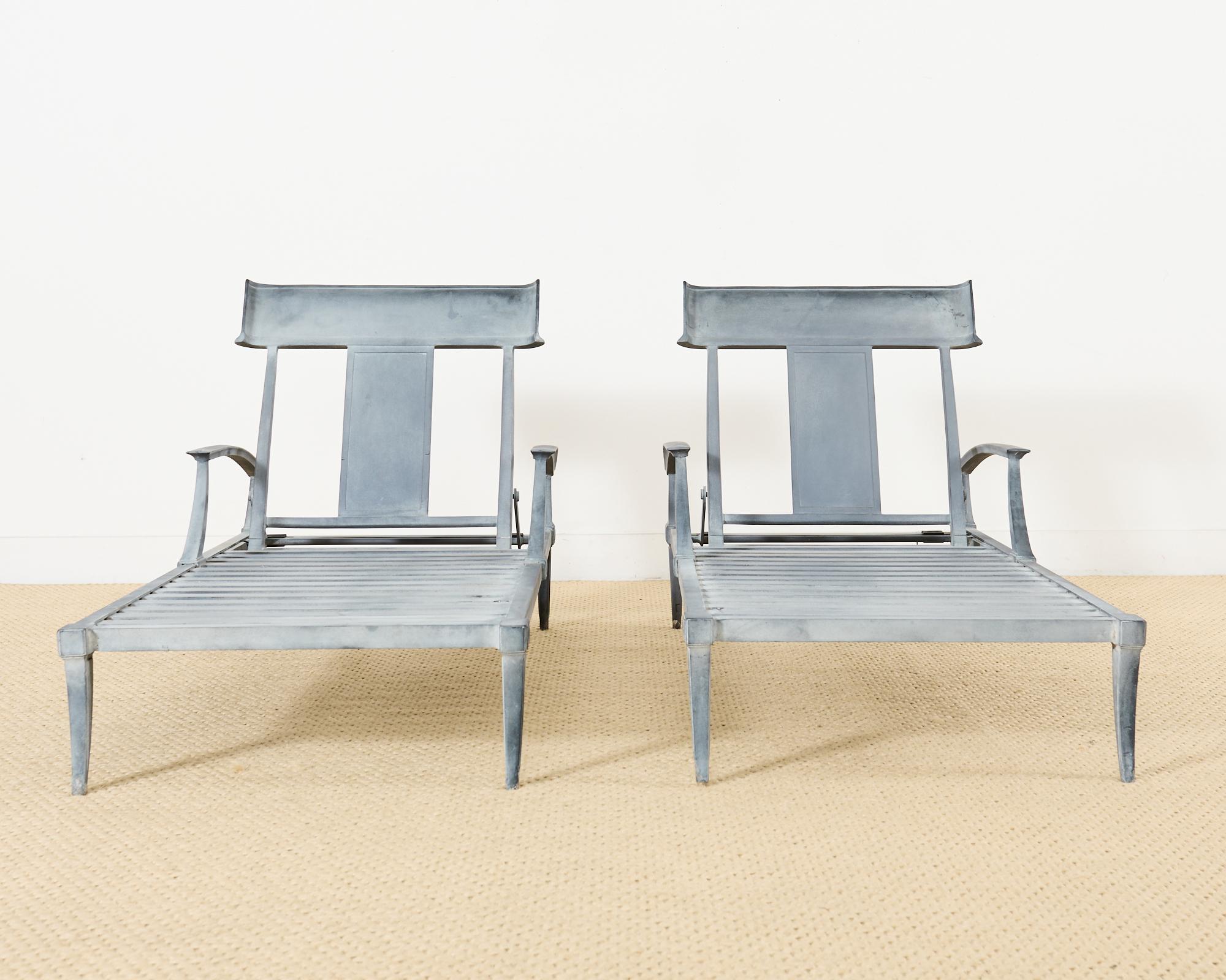 Aluminium Ensemble de cinq fauteuils Klismos de style néoclassique Greco-Romain en vente