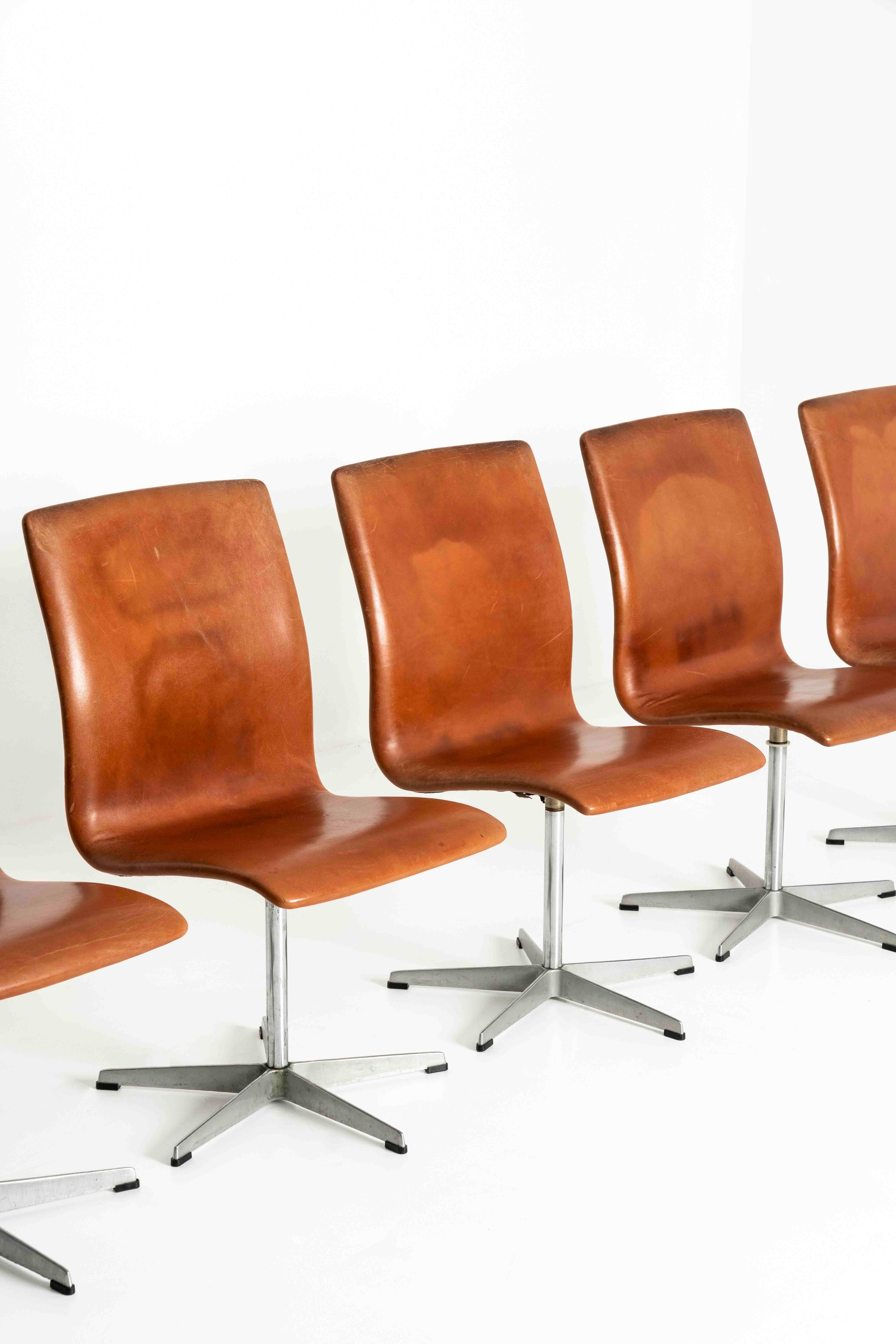 Scandinavian Modern Set of Five Oxford Swivel Chairs in Brown Leather by Arne Jacobsen, Design 1965