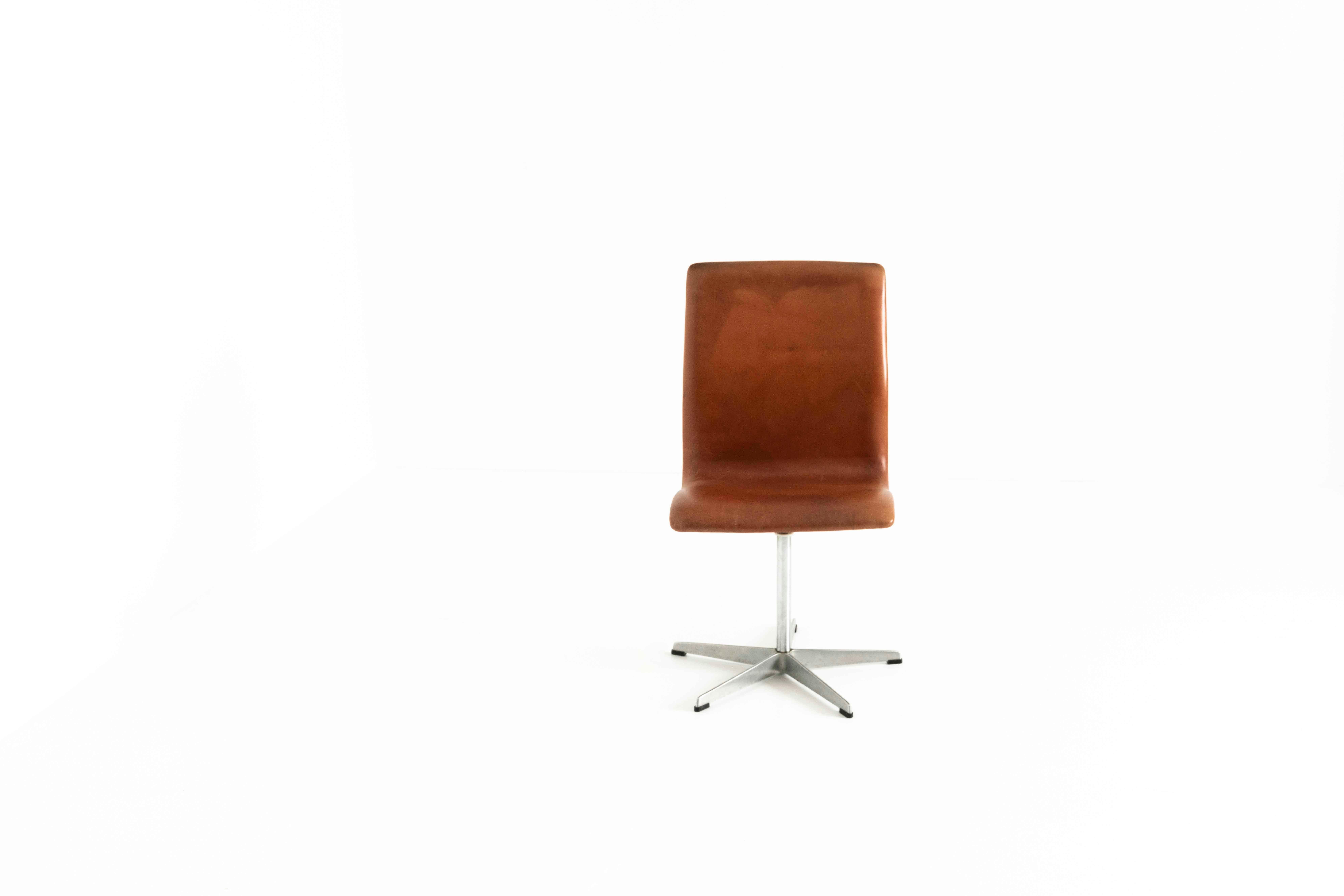 Mid-20th Century Set of Five Oxford Swivel Chairs in Brown Leather by Arne Jacobsen, Design 1965
