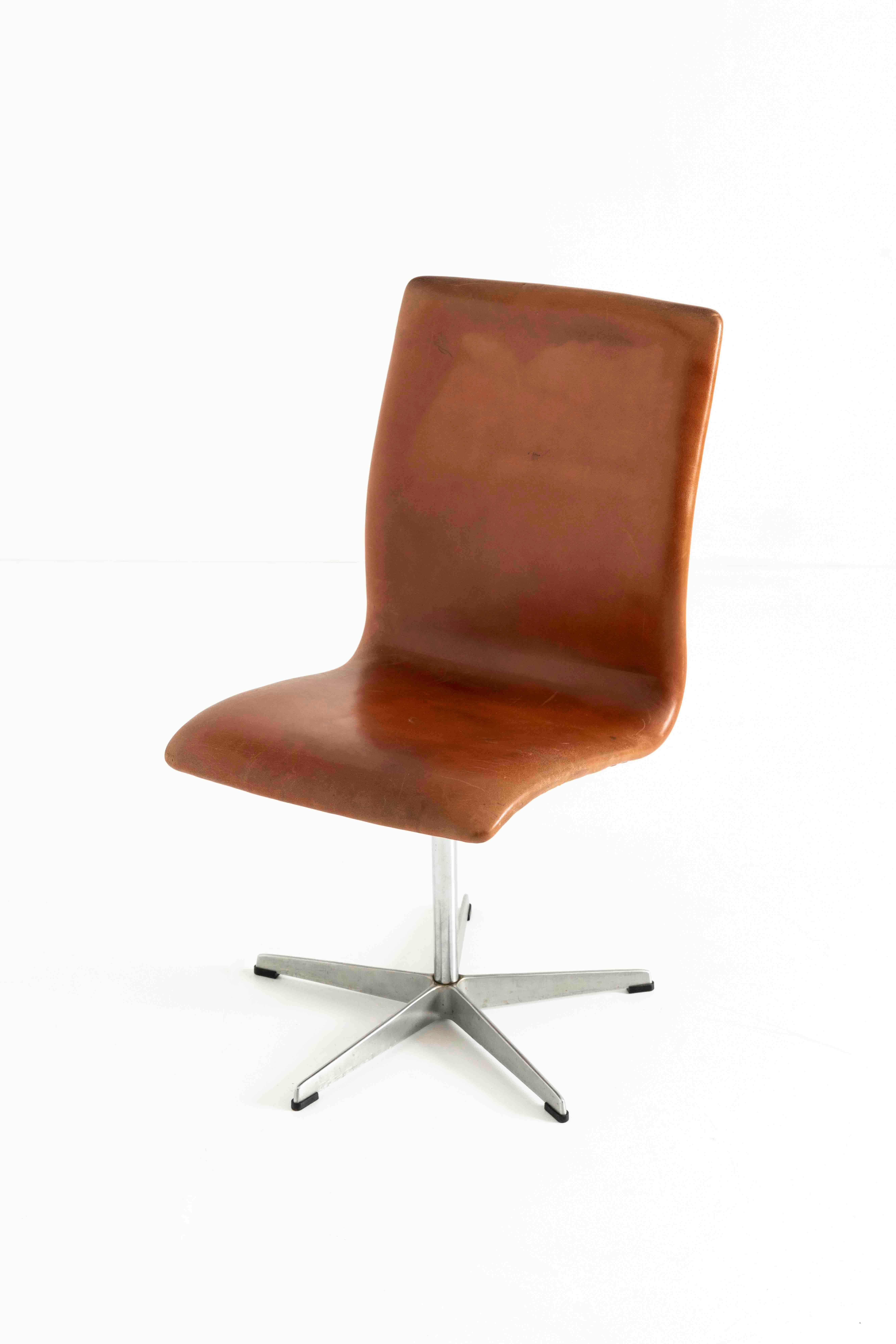 Set of Five Oxford Swivel Chairs in Brown Leather by Arne Jacobsen, Design 1965 2