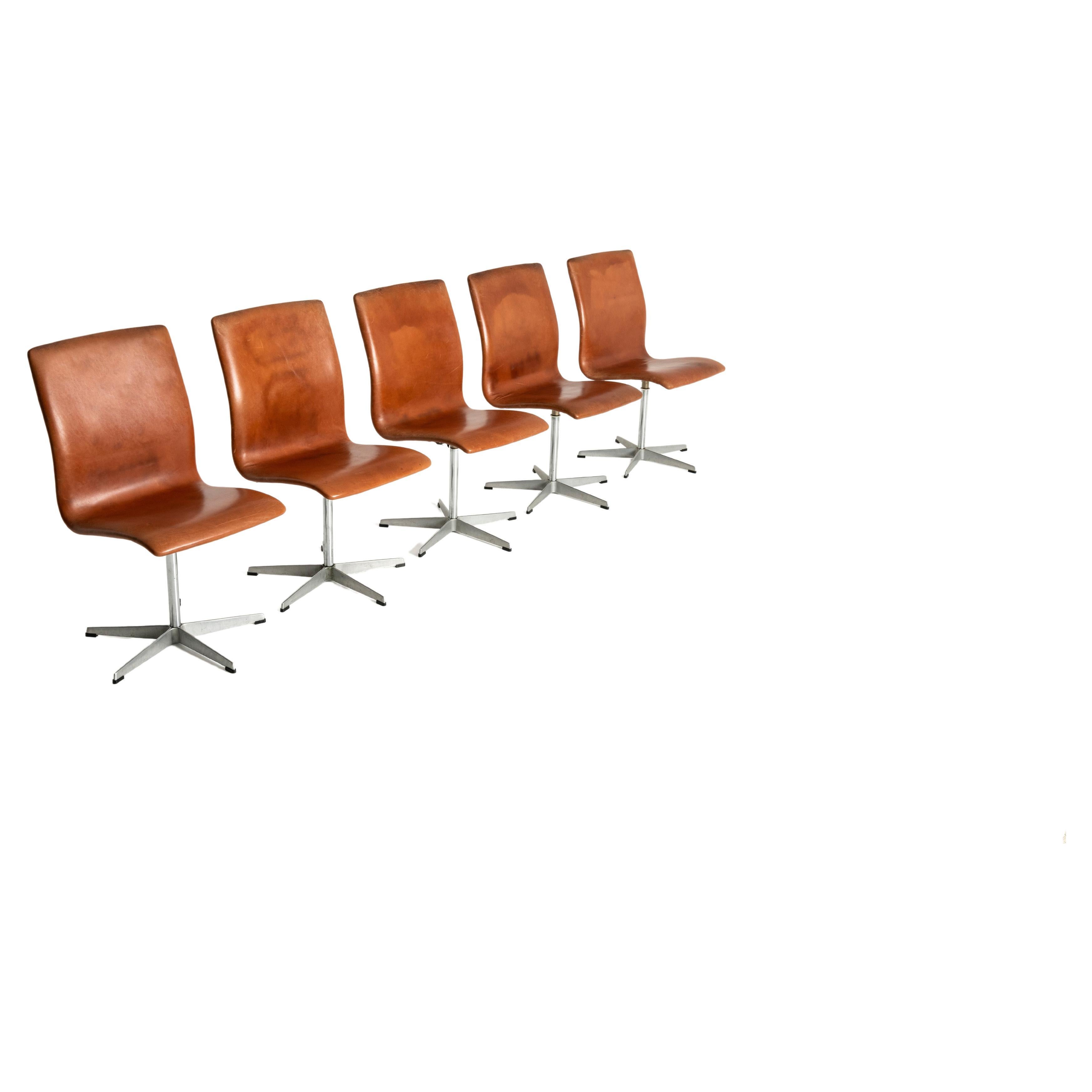 Ensemble de cinq chaises pivotantes Oxford en cuir Brown par Arne Jacobsen, Design 1965
