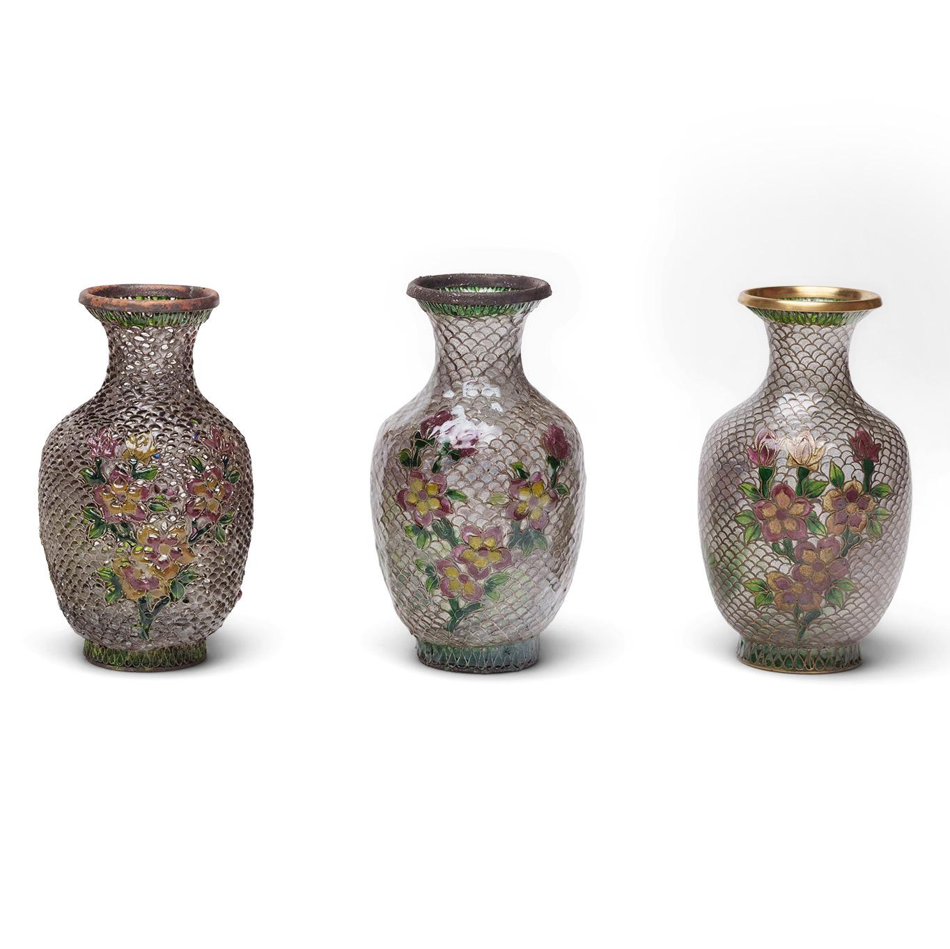 Una tecnica decorativa adottata per la prima volta in Cina all'inizio della dinastia Ming (1368-1644), il cloisonné si ottiene delineando intricati motivi con sottili strisce di metallo, che vengono poi riempite con materiali colorati come smalti
