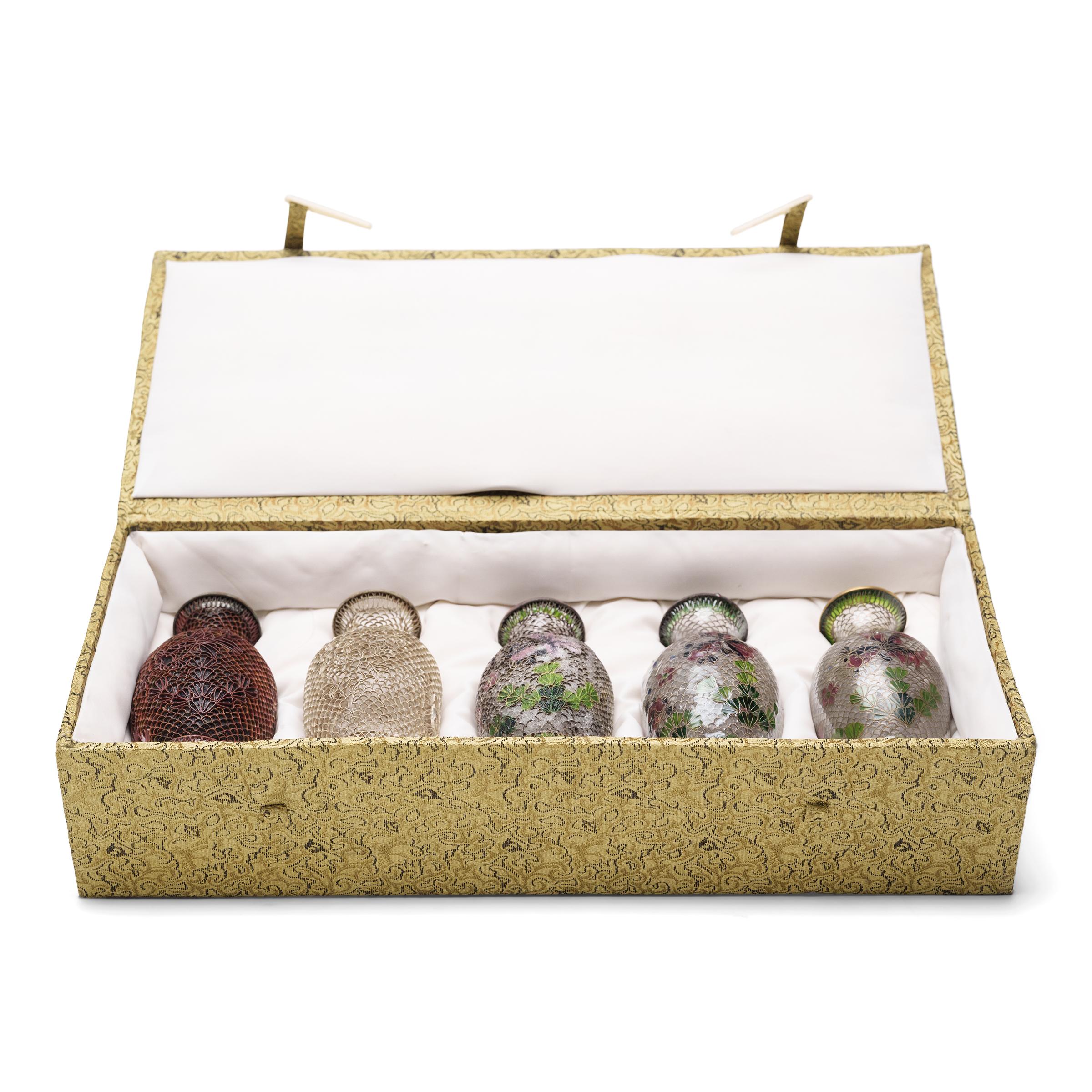 Cinese Set di cinque piccoli vasi cinesi con processo di cloisonné in vendita