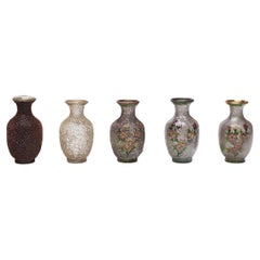 Set di cinque piccoli vasi cinesi con processo di cloisonné