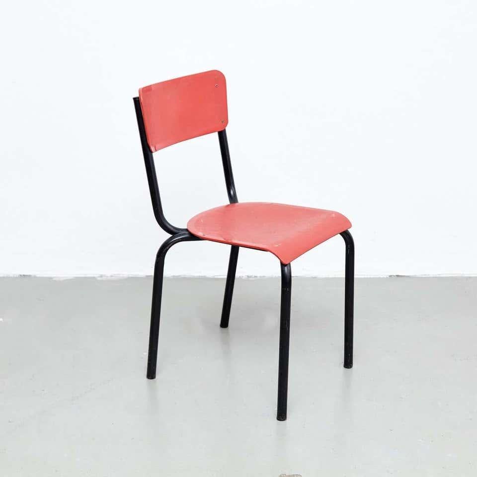 Satz von fünf Stühlen, entworfen von Pierre Guariche
Hergestellt für Meurop in Belgien, um 1950.
Eisengestell mit Sitz und Rückenlehne aus Kunststoff.

In gutem Originalzustand mit geringen alters- und gebrauchsbedingten Abnutzungserscheinungen,