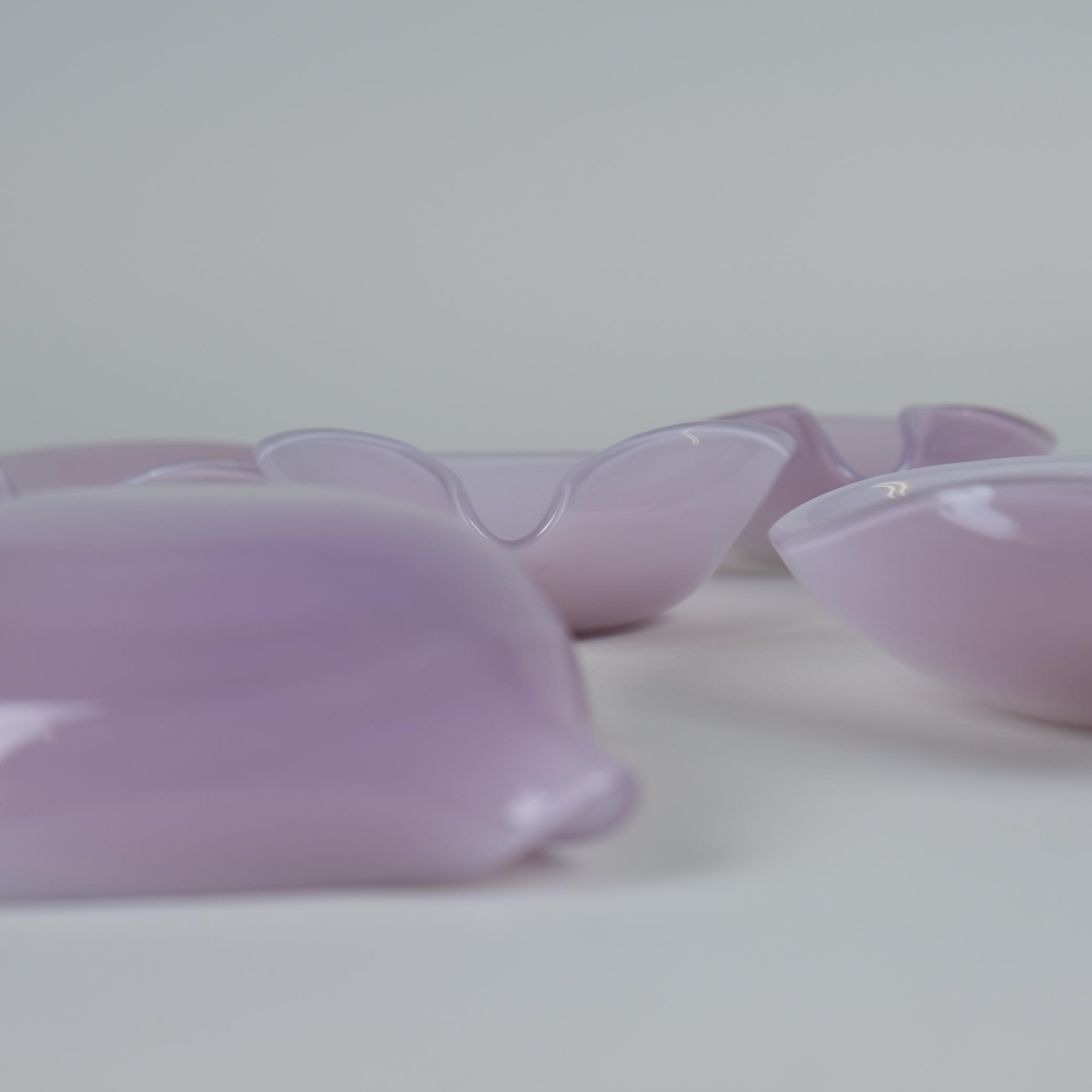 Questi vasi di vetro sono realizzati in vetro soffiato. Lo stesso Kaj Franck lavorò nella fabbrica di vetro di Iittala tra il 1946 e il 1948 come designer.
In quel periodo ha disegnato una vasta gamma di articoli, sia pezzi unici che per la