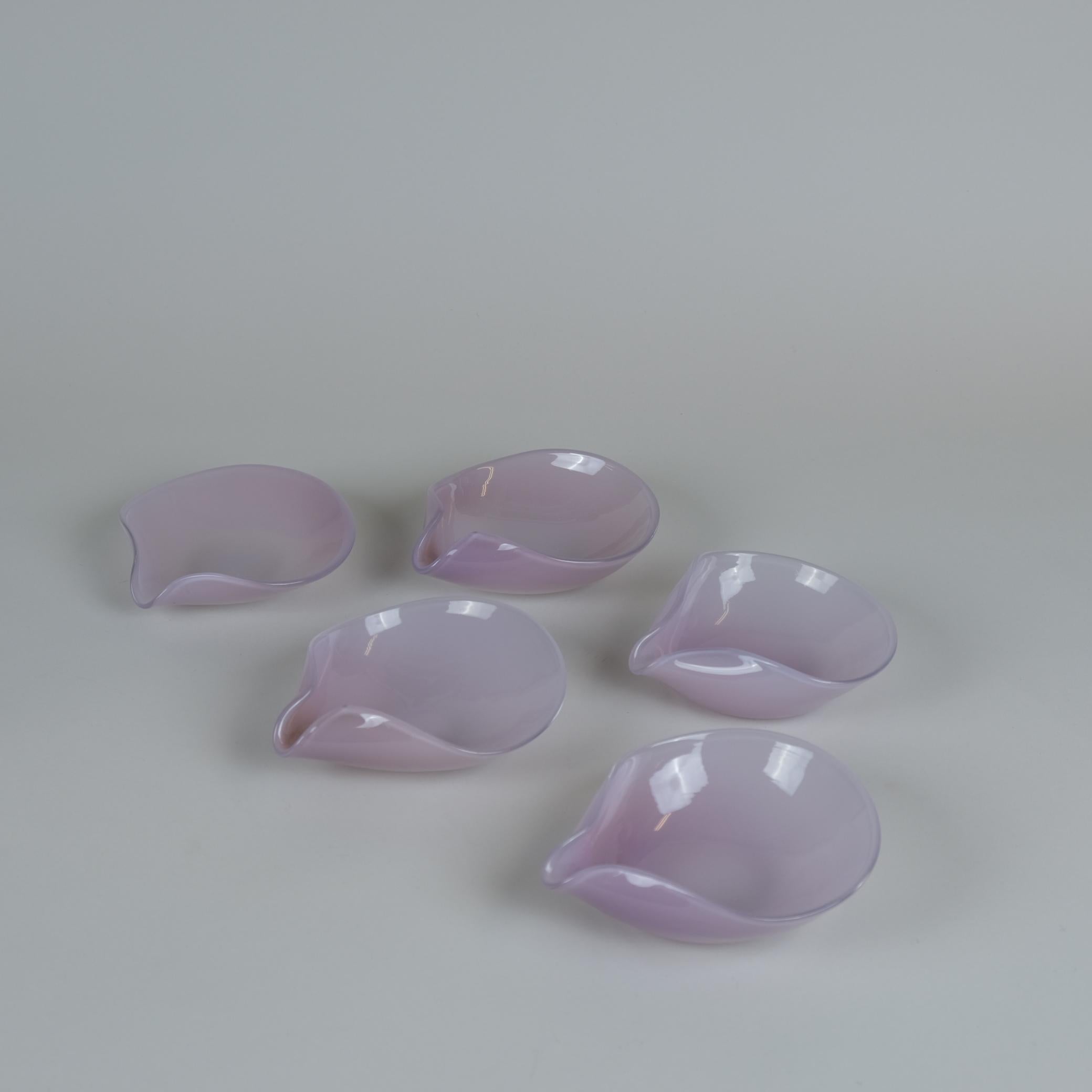Scandinavo moderno Set di cinque vasi rosa soffiati a stampo di Kaj Franck per Iittala 1947-1952 in vendita
