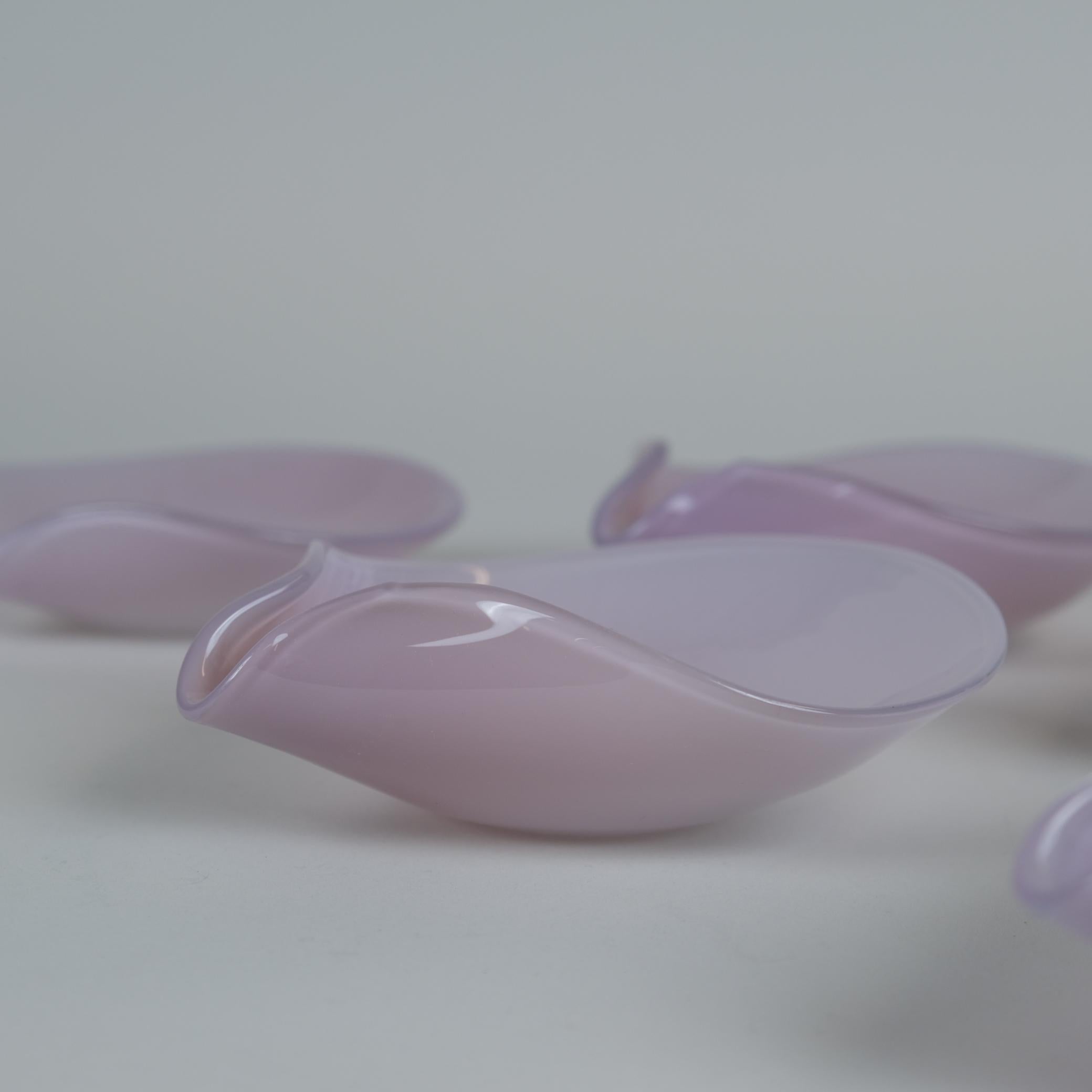 Set di cinque vasi rosa soffiati a stampo di Kaj Franck per Iittala 1947-1952 In condizioni buone in vendita a Helsinki, FI
