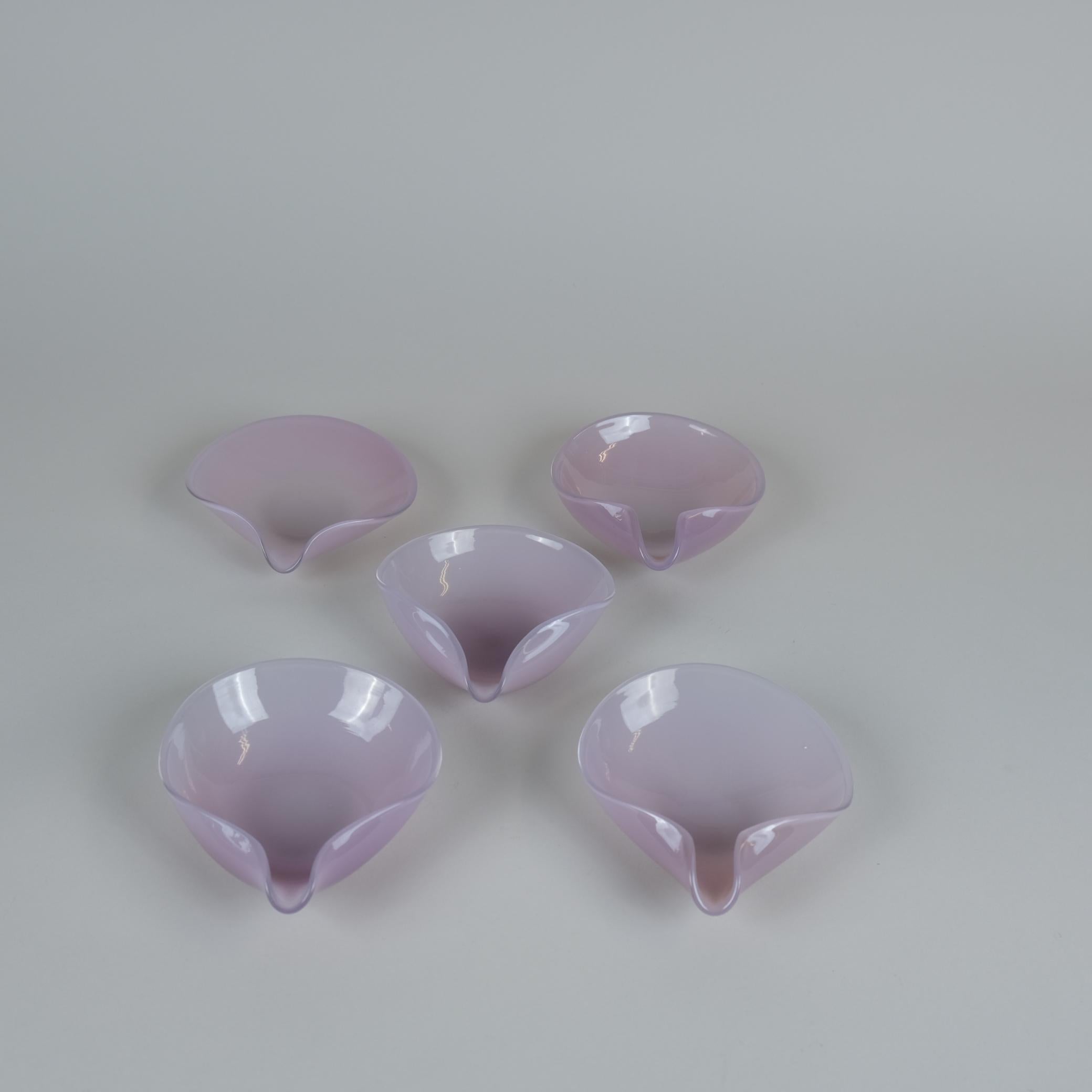 Metà XX secolo Set di cinque vasi rosa soffiati a stampo di Kaj Franck per Iittala 1947-1952 in vendita