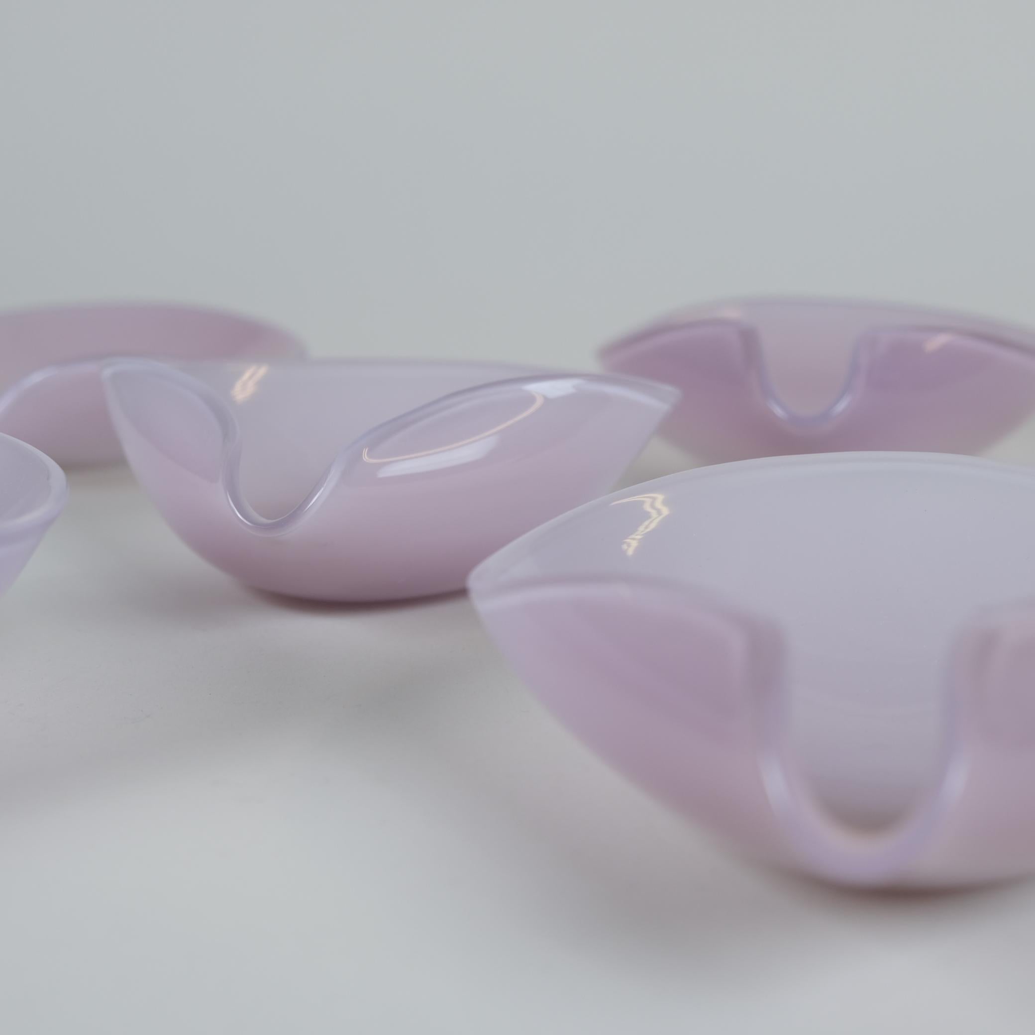 Vetro soffiato Set di cinque vasi rosa soffiati a stampo di Kaj Franck per Iittala 1947-1952 in vendita