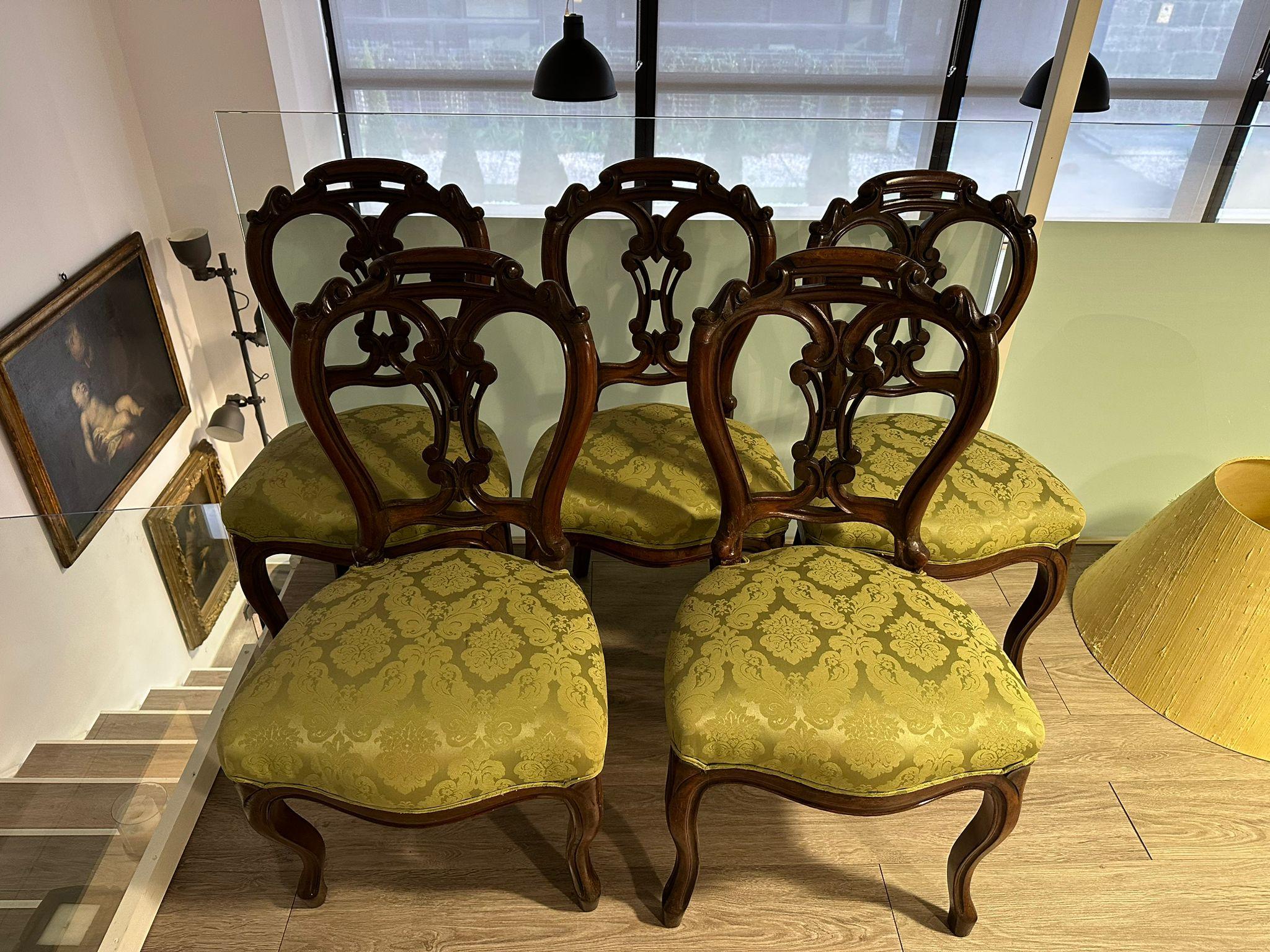Set of five chairs

Romantic
Mahogany with carvings
Backrests with cut-out, ribbed and pierced tables, seats upholstered in damask fabric in shades of green, curved legs
Portuguese
Century 19th (2nd half)

Dimensions: - 88 x 46 x 45 cm.