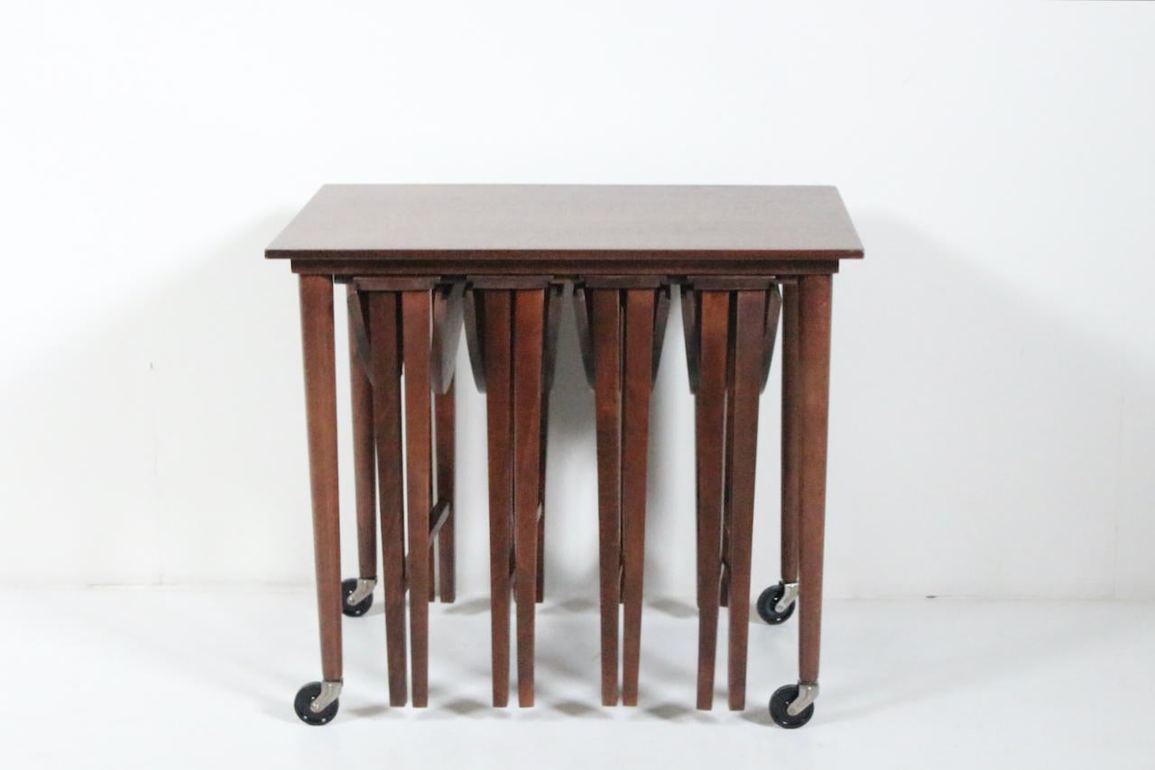 Tchèque Ensemble de cinq tables suspendues en teck Poul Hundevad, années 1960 en vente