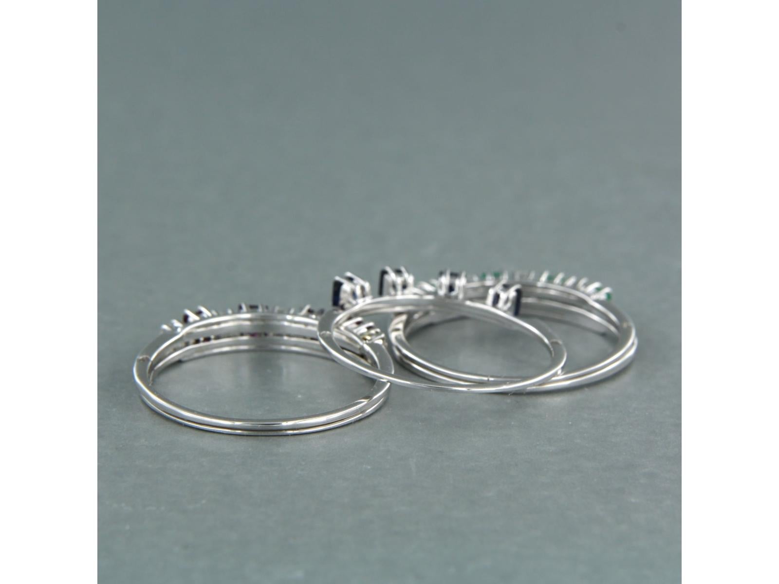 juego de cinco anillos oro 18k con zafiro, rubí, esmeralda y diamantes 0,50ct Moderno en venta