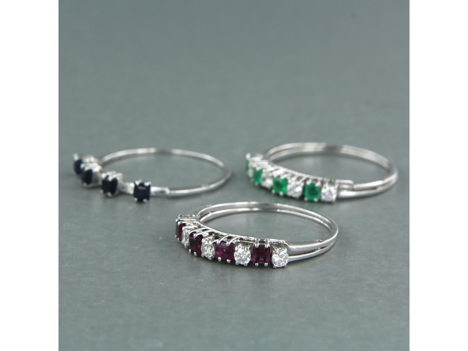 juego de cinco anillos oro 18k con zafiro, rubí, esmeralda y diamantes 0,50ct en Excelente estado para la venta en The Hague, ZH