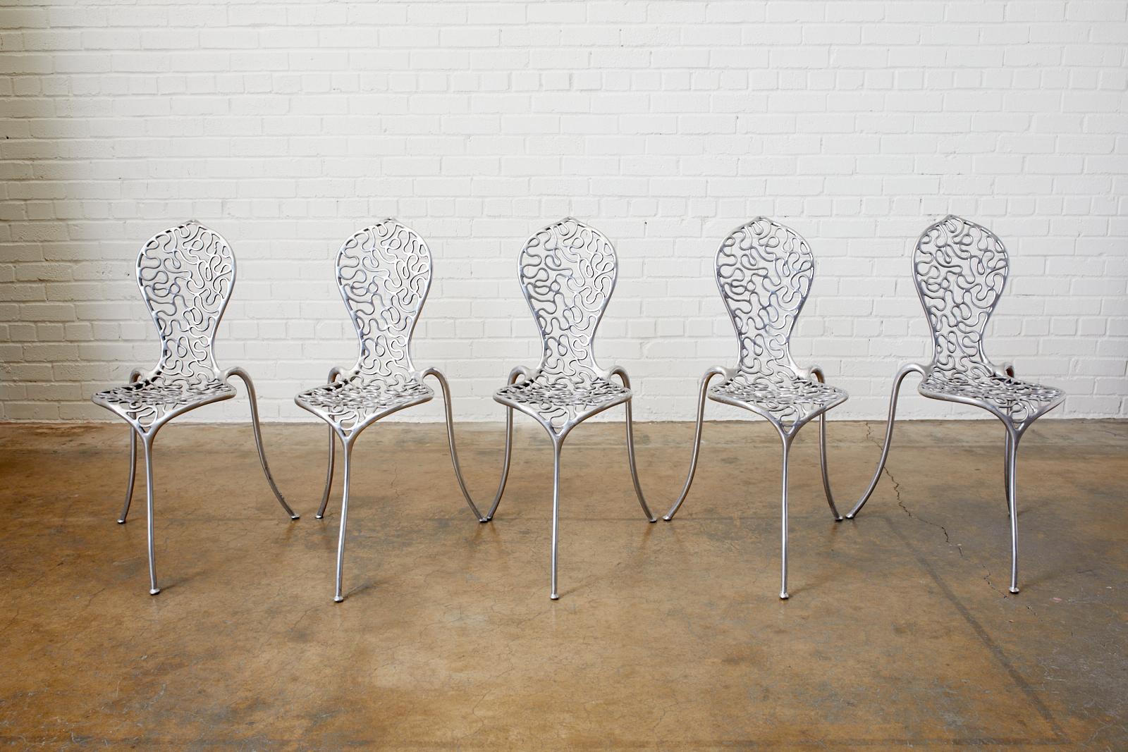 Moderne Ensemble de cinq chaises Rondel Design/One en fonte d'aluminium en vente