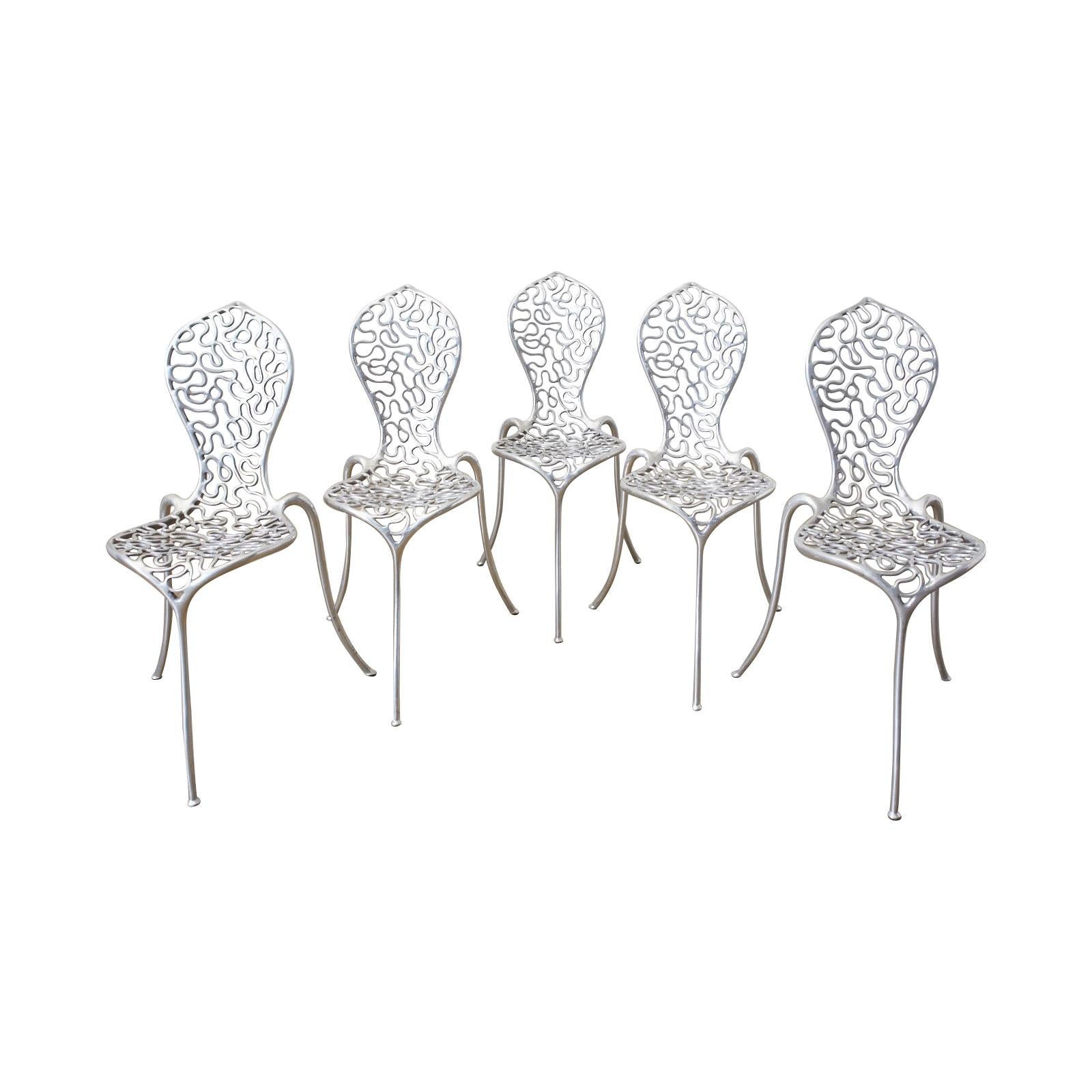 Ensemble de cinq chaises Rondel Design/One en fonte d'aluminium en vente