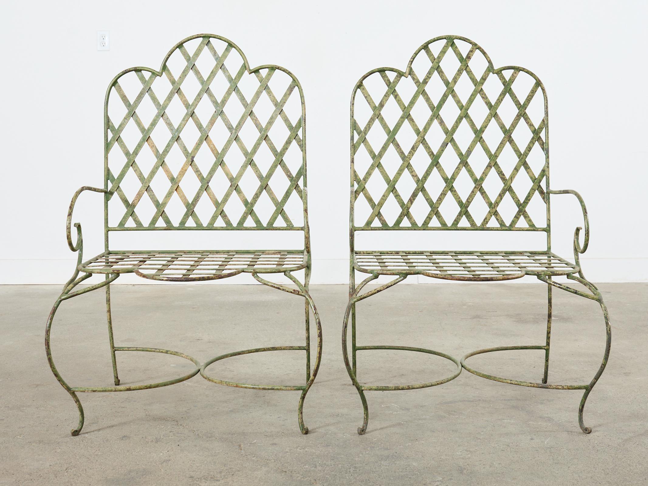Peint Ensemble de cinq chaises de jardin en treillis en fer de style Rose Tarlow  en vente
