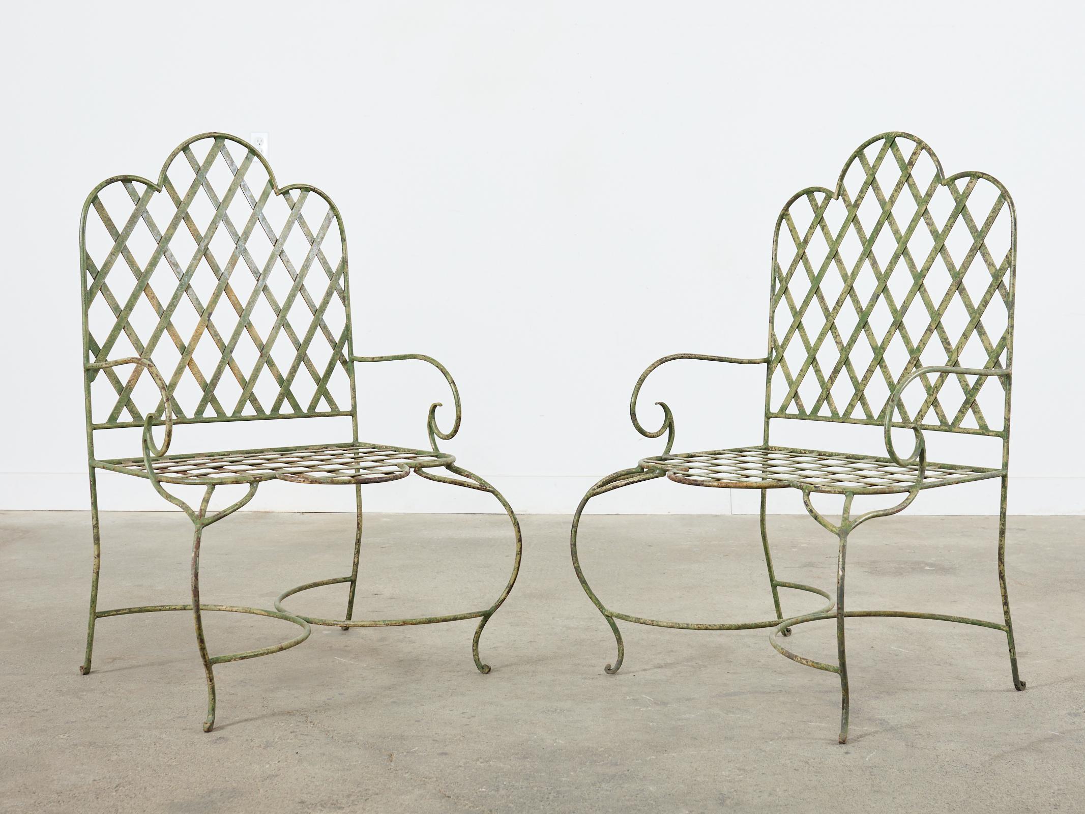 20ième siècle Ensemble de cinq chaises de jardin en treillis en fer de style Rose Tarlow  en vente
