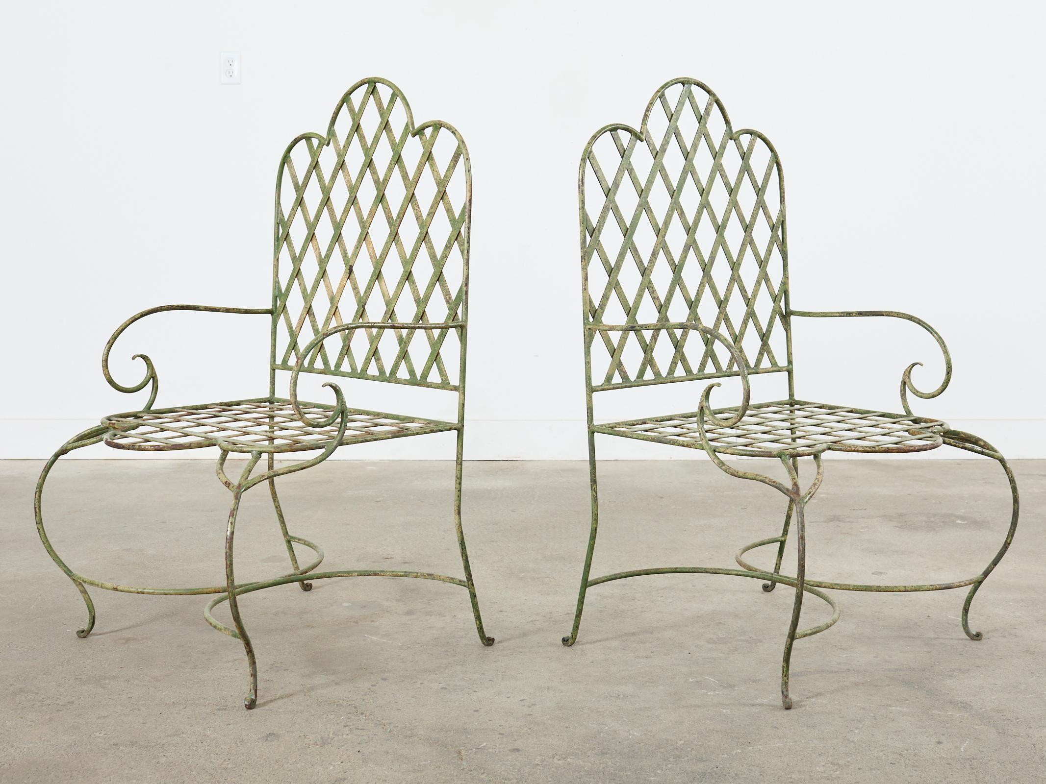 Tissu Ensemble de cinq chaises de jardin en treillis en fer de style Rose Tarlow  en vente