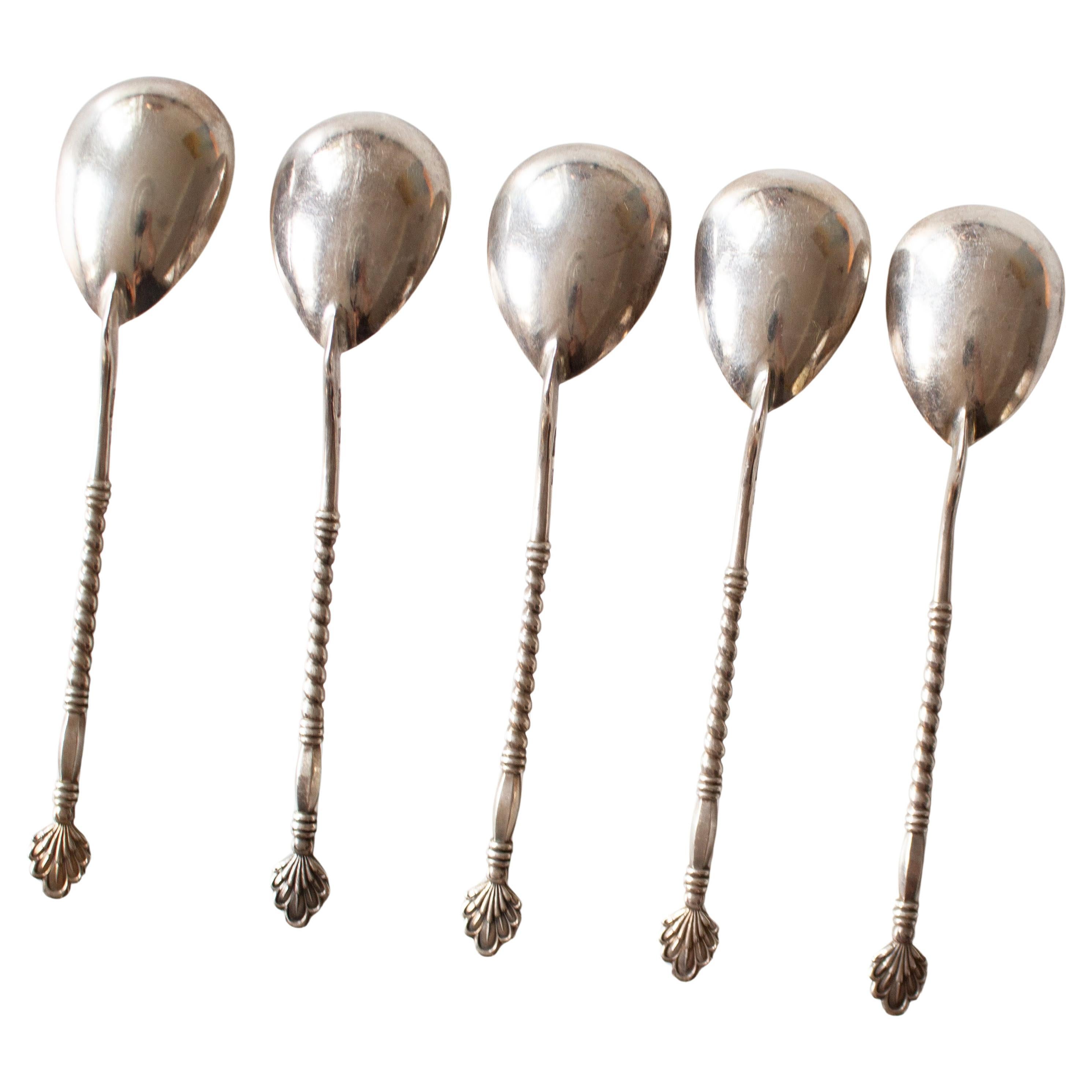 Elegantes Set von fünf Kaviarlöffeln aus Silber (acht sieben fünf), mit schön vergoldeten Schalen. Die gedrehten Griffe sind mit dekorativen muschelförmigen Endstücken versehen. Länge ca. 14,5 cm.
Sehr guter Zustand mit altersgemäßer Abnutzung und