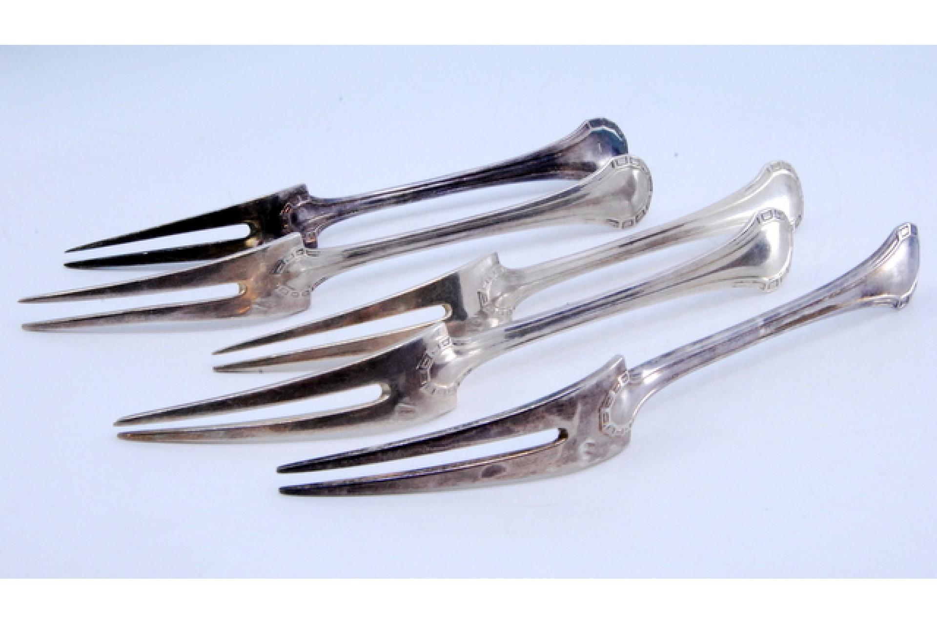 Set of five silver pickle forks with revealed handles Europeo en venta