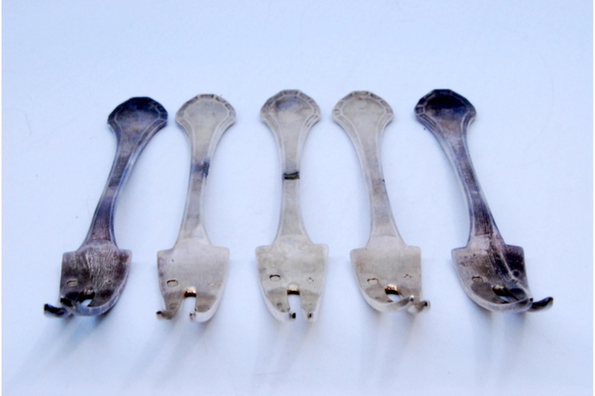 Set of five silver pickle forks with revealed handles siglo XIX en venta