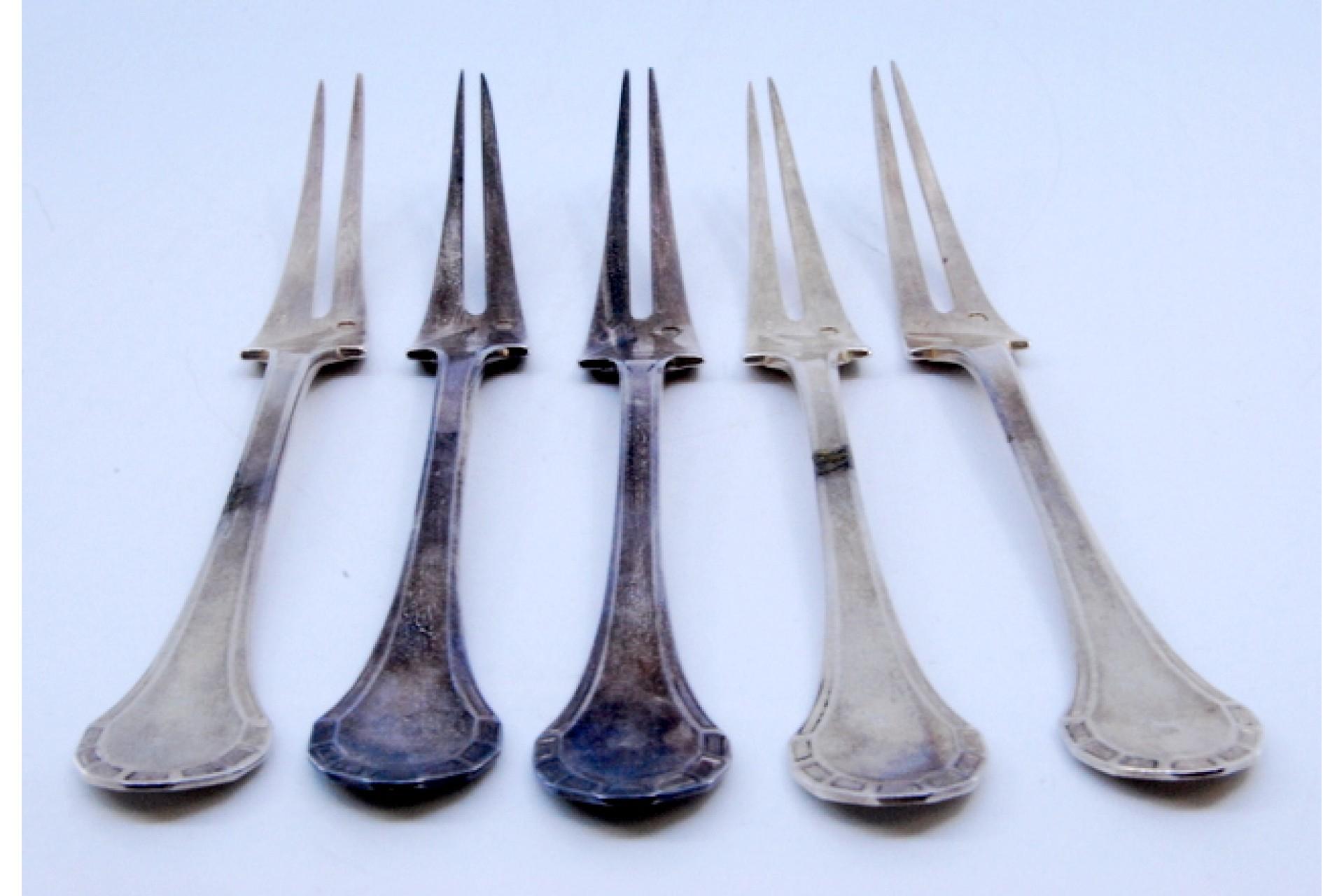 Set of five silver pickle forks with revealed handles Silver en venta