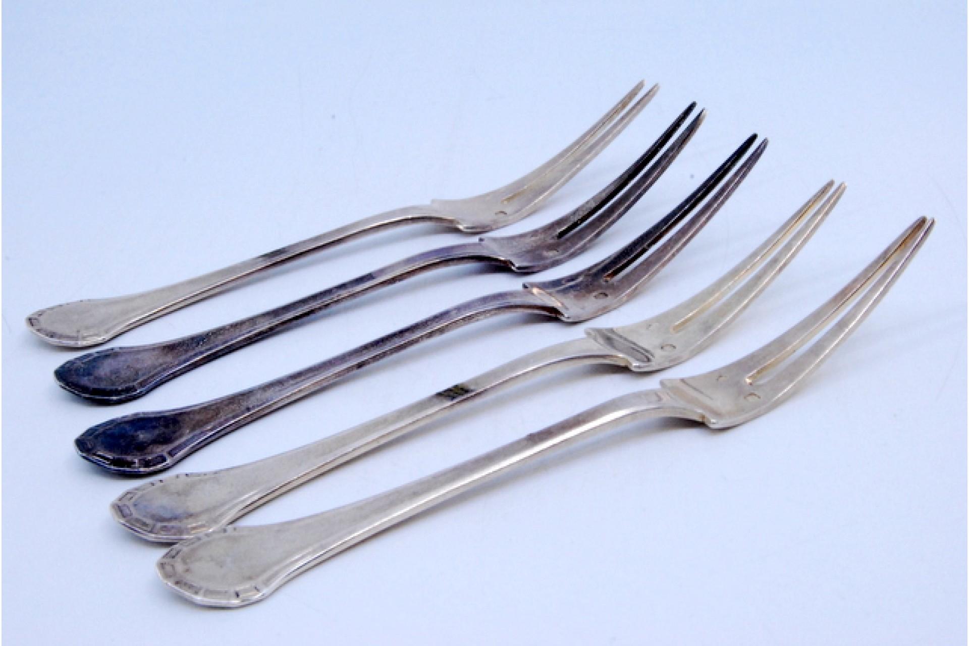 Set of five silver pickle forks with revealed handles en venta 1