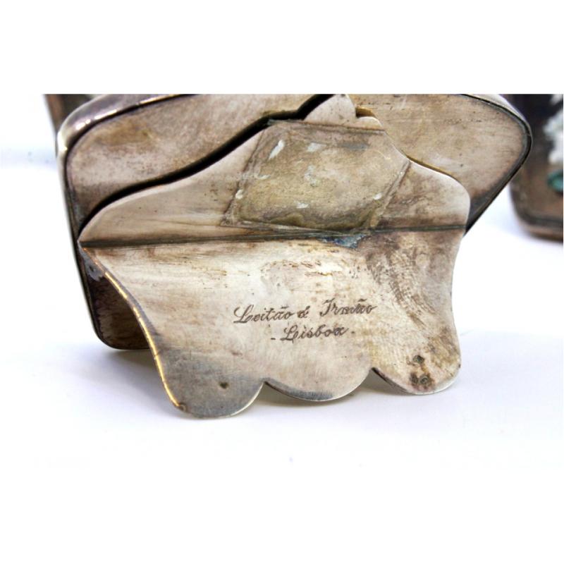 Beschreibung: Satz von fünf silbernen Platzhaltern mit umlaufenden Streifen und Halteklammern. Metall: Silber. Herkunft: Portugiesisch. Marke: Javali I Titel. Gewicht: 196,03 Gramm - Satz mit fünf Markern. Abmessungen: 6cmx4cm. Inhalt: 916/1000.