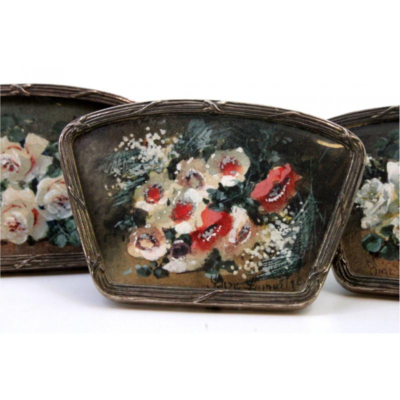 Set of five silver place markers with wraparound trim and support brackets (Europäisch) im Angebot