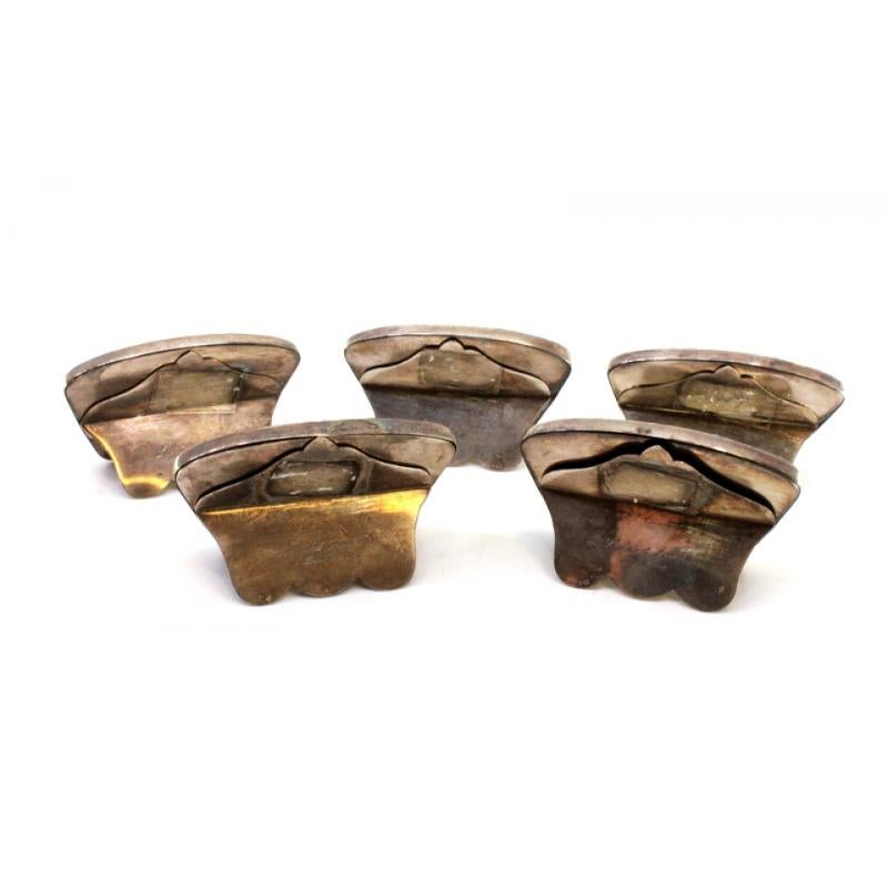 Set of five silver place markers with wraparound trim and support brackets (Silber) im Angebot